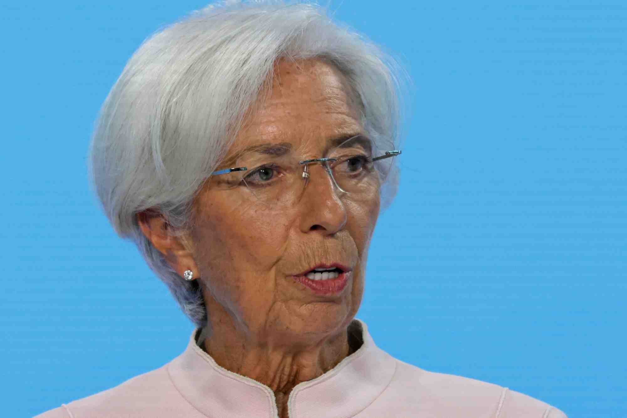 La presidente de la banque centrale europeenne christine lagarde assiste a une conference de presse a francfort
