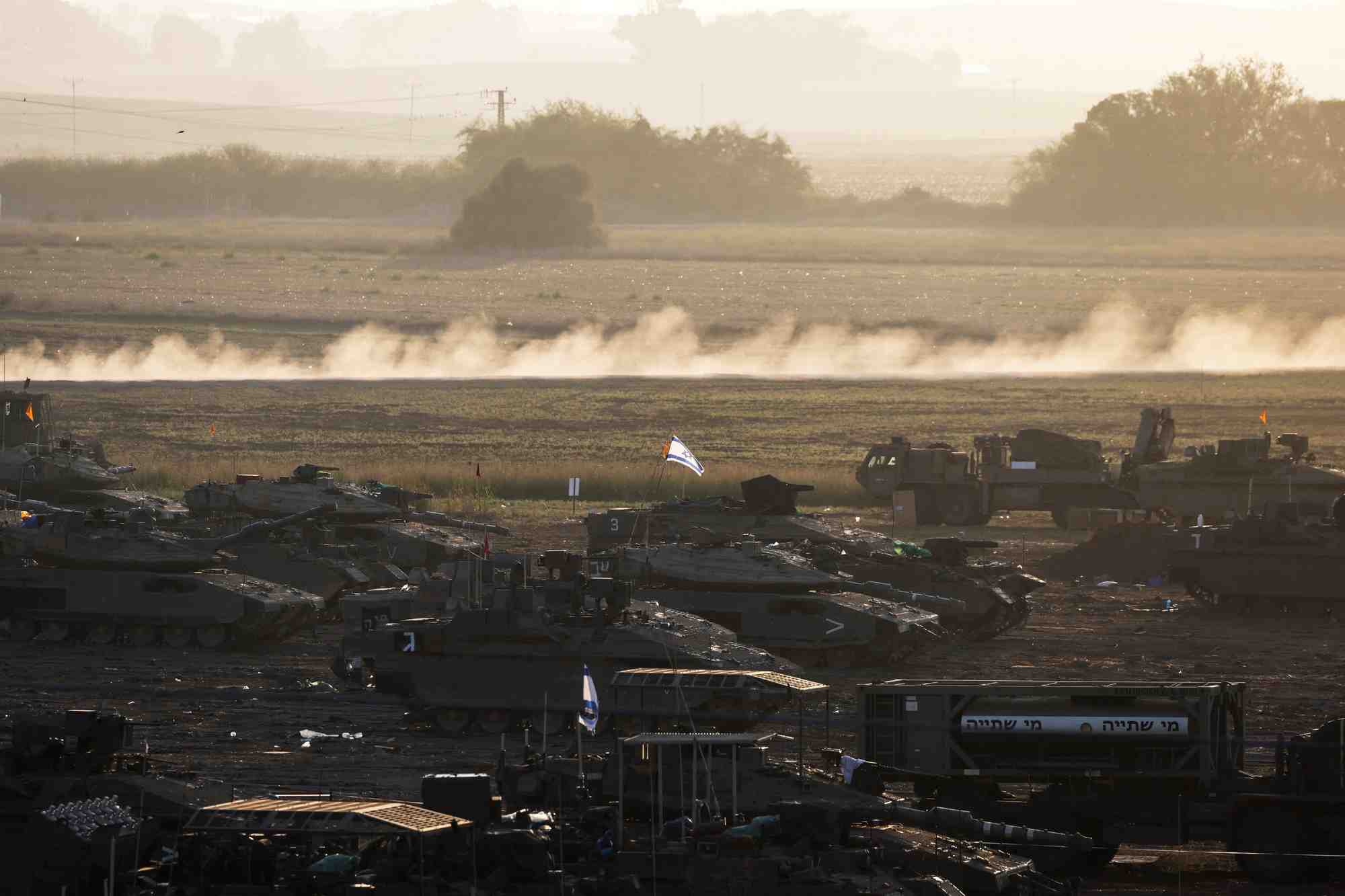 Photo de chars israeliens et d'autres militaires a la frontiere israelienne avec la bande de gaza, dans le sud d'israel