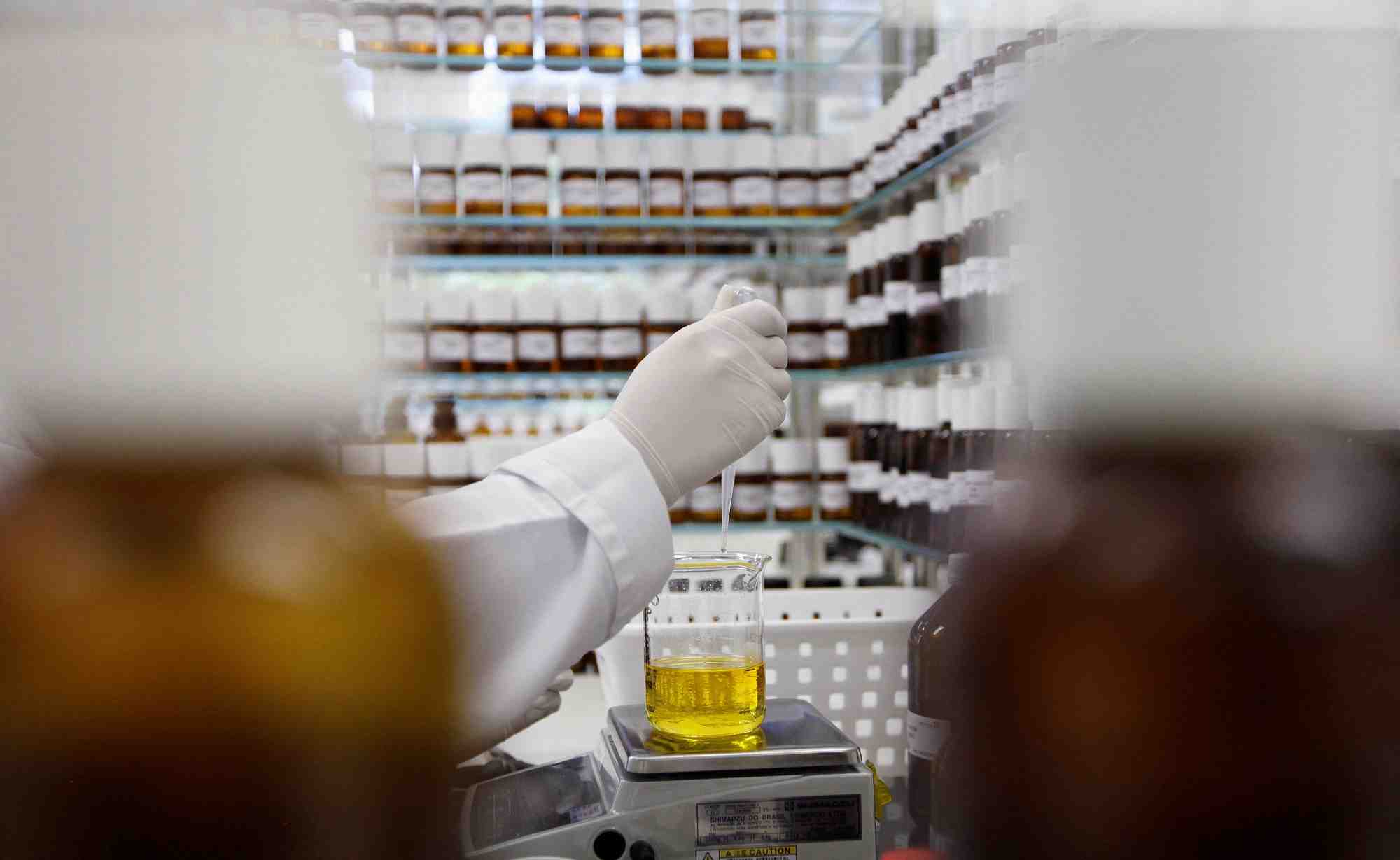 Un employe dans un laboratoire