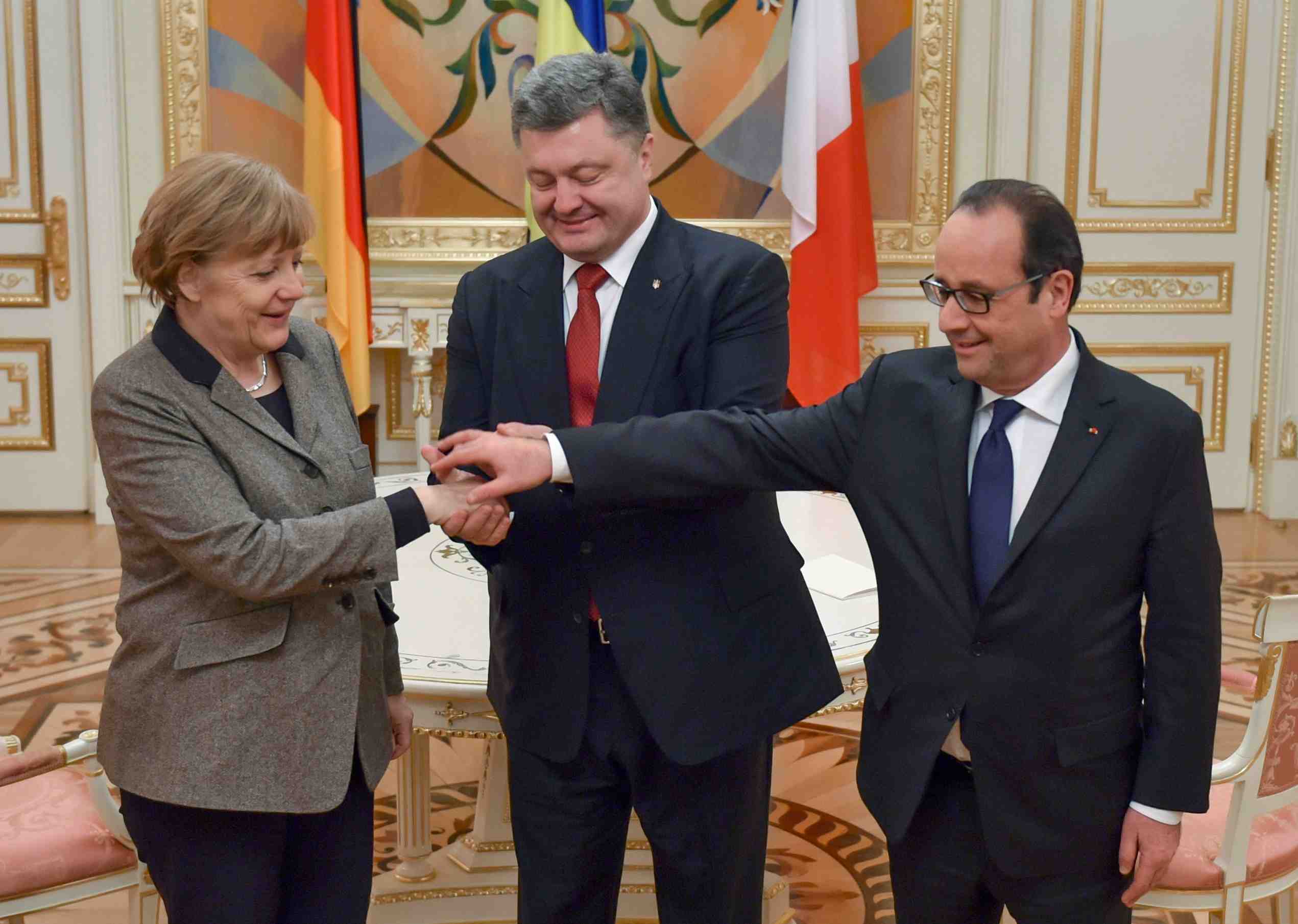 Hollande evoque une des dernieres chances de paix en ukraine