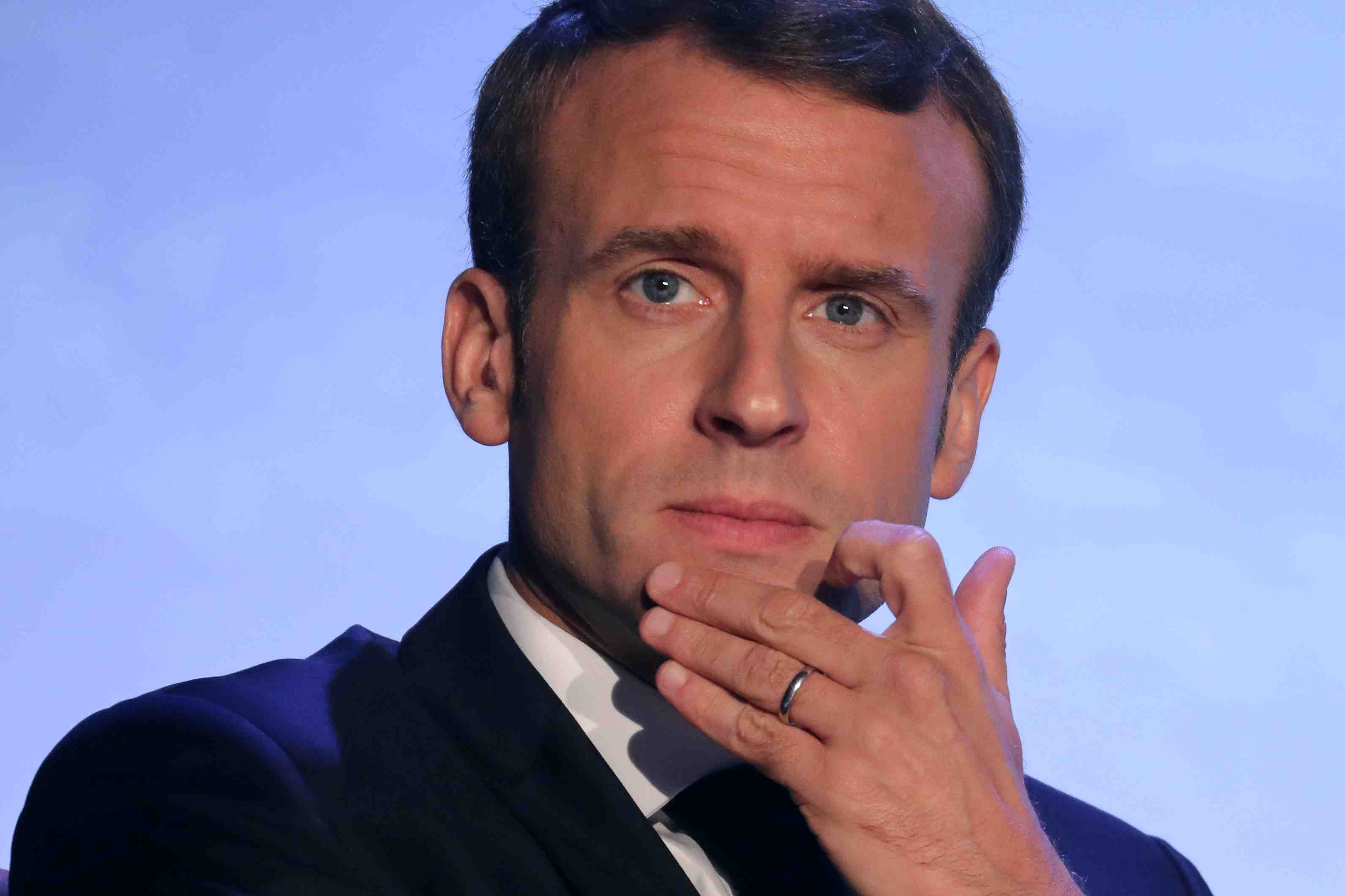 Gilets jaunes: macron tente la pedagogie, alerte sur la manipulation