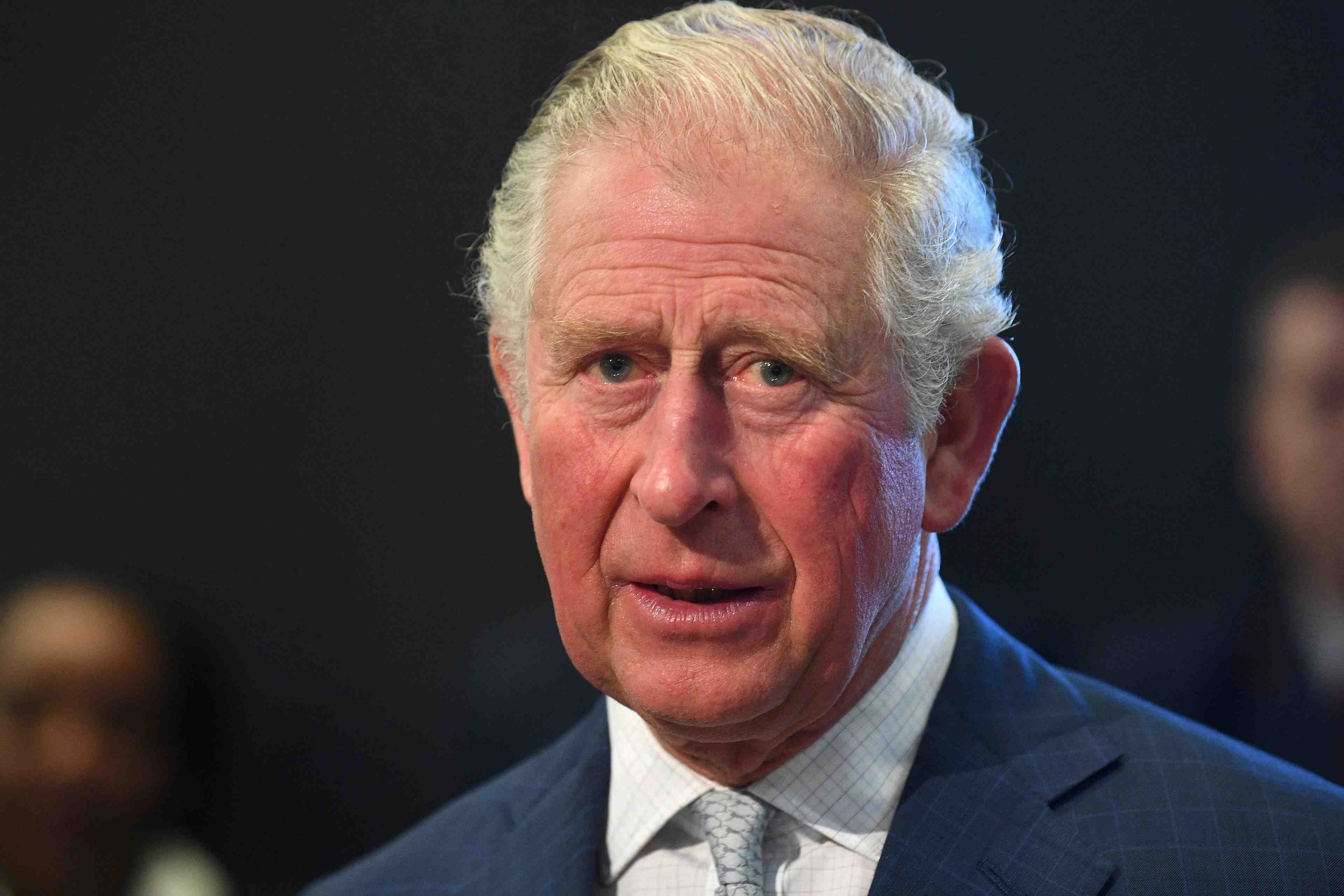 Retabli apres avoir ete contamine par le coronavirus, le prince charles rend hommage aux soignants