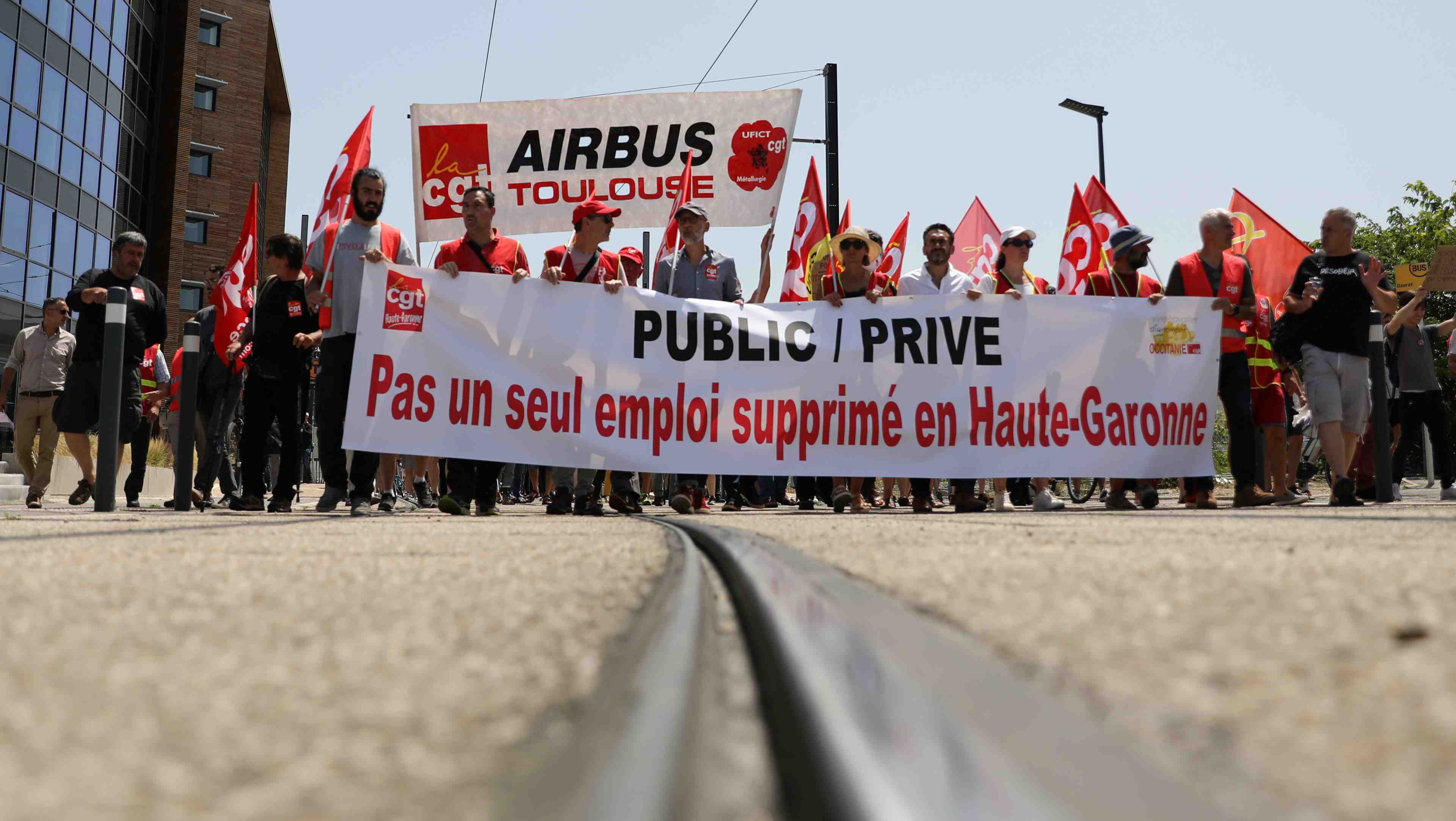 Faible mobilisation de la filiere aeronautique a toulouse contre les plans sociaux