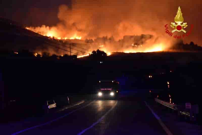 Des incendies ravagent le sud de l'italie, un deces signale