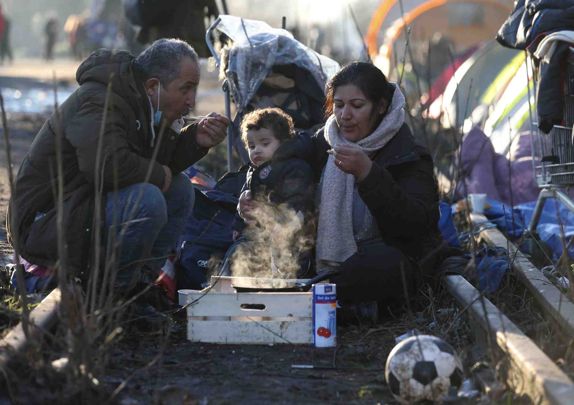 A calais, les refugies continuent de rever d'angleterre malgre la menace rwandaise