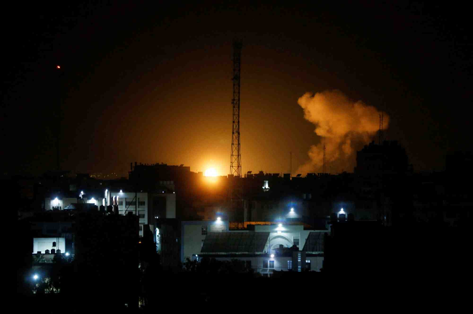 La fumee et les flammes montent lors des frappes aeriennes israeliennes a gaza