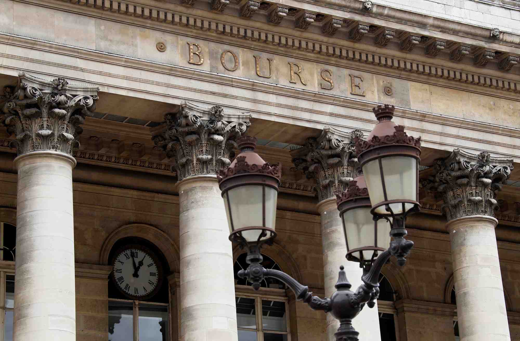 La facade de l'ancienne bourse est visible a paris