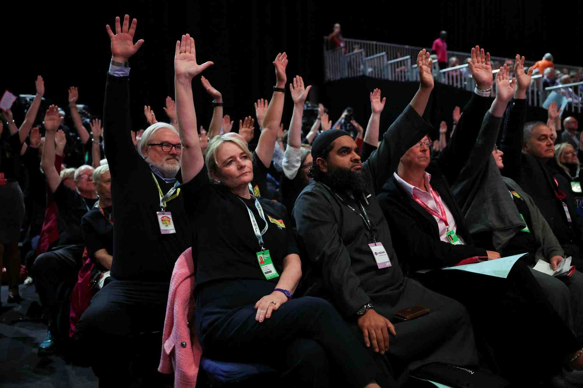 La secretaire generale de unite the union avec des membres du syndicat lors de la conference annuelle du parti travailliste