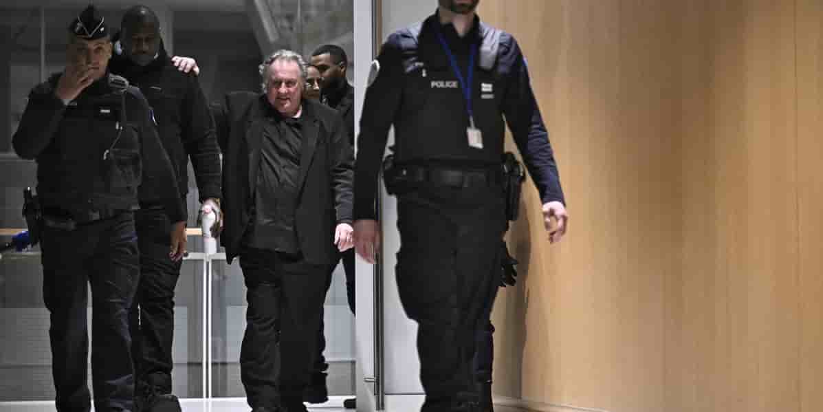 Gérard Depardieu quittant le tribunal le 25 mars 2025.