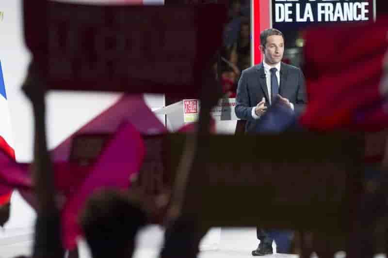Hamon se pose en candidat des jeunes et des defavorises