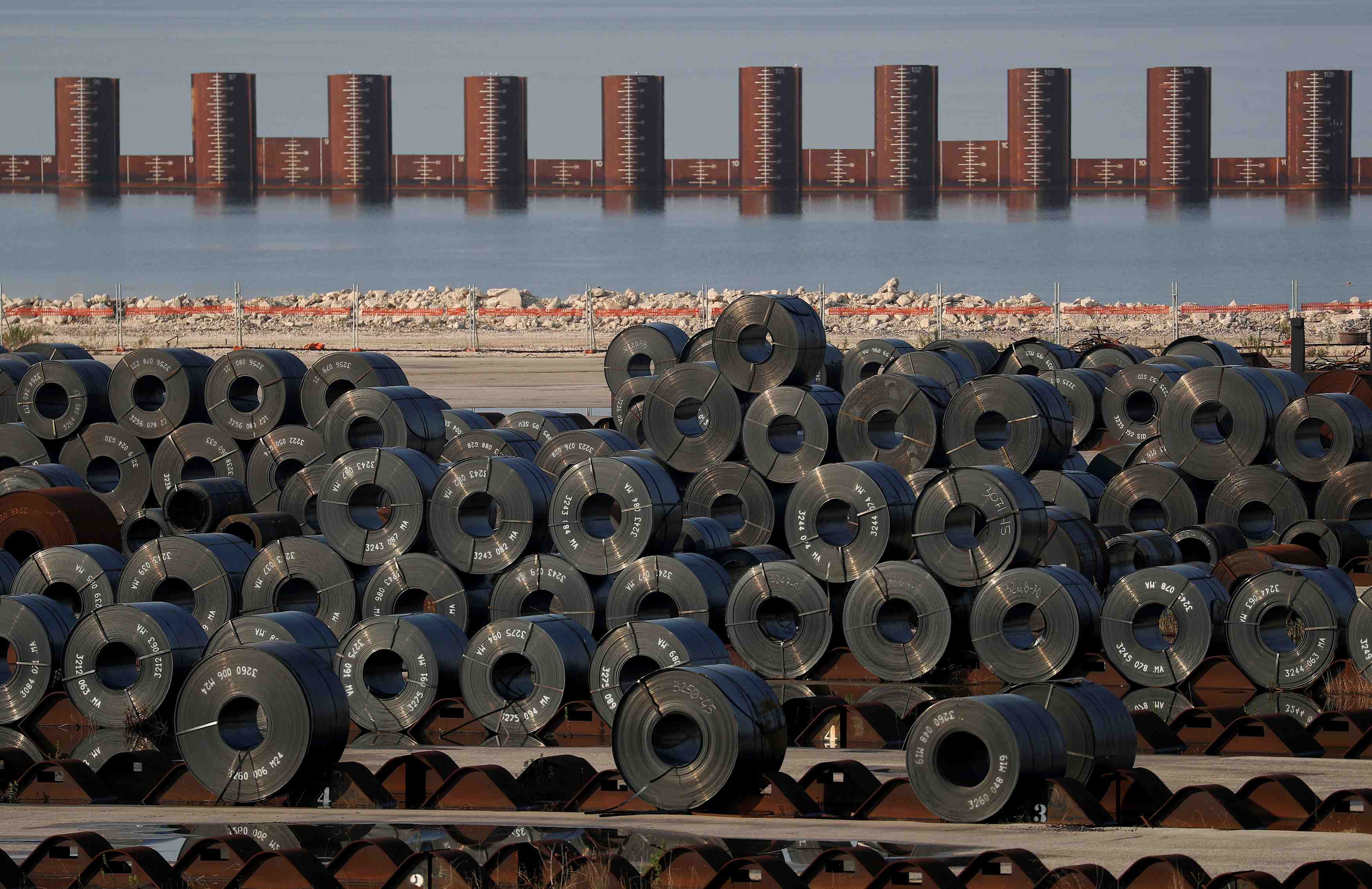 Arcelormittal renonce a l'usine ilva en italie, rome proteste