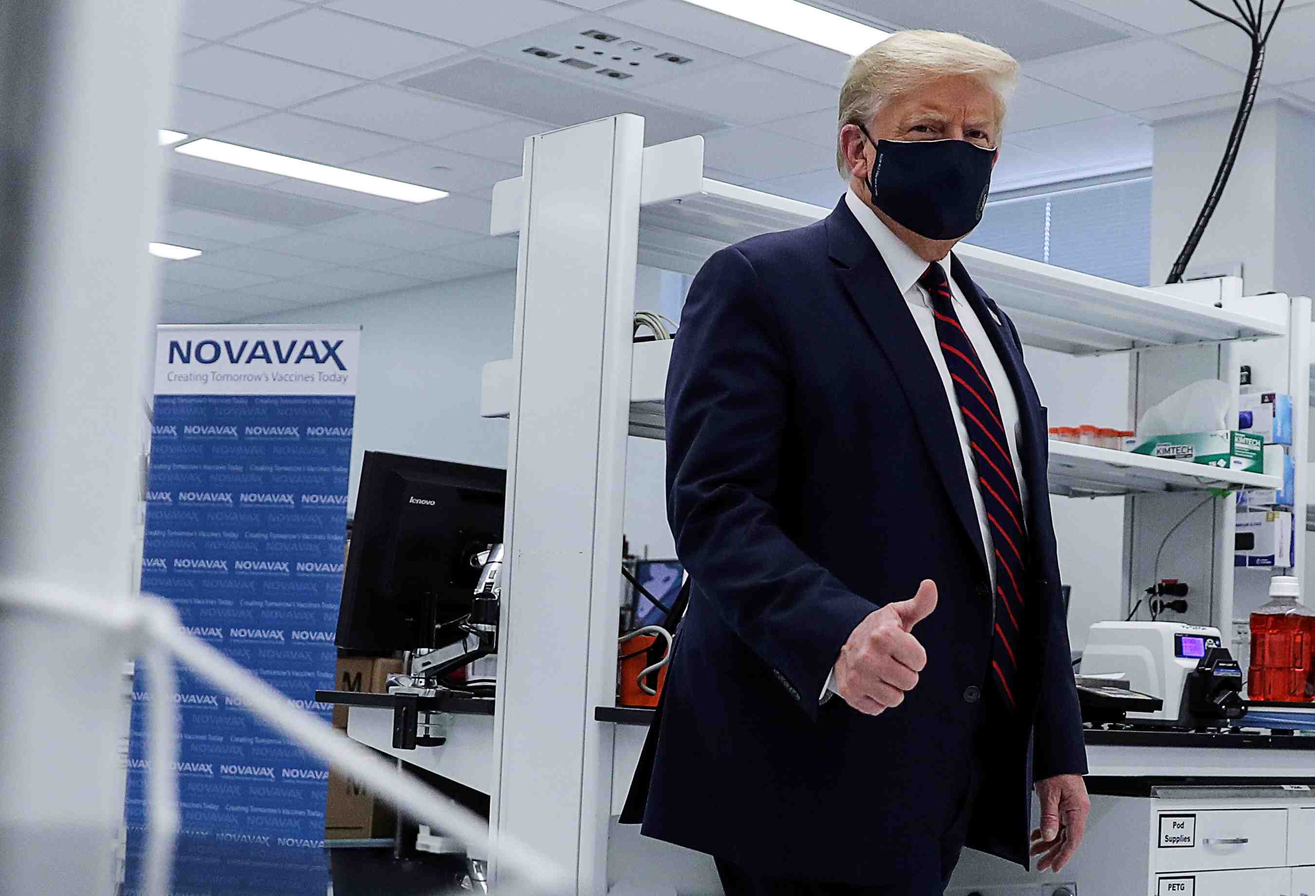 Usa: trump, muni d'un masque, se dit optimiste sur un vaccin contre le covid-19