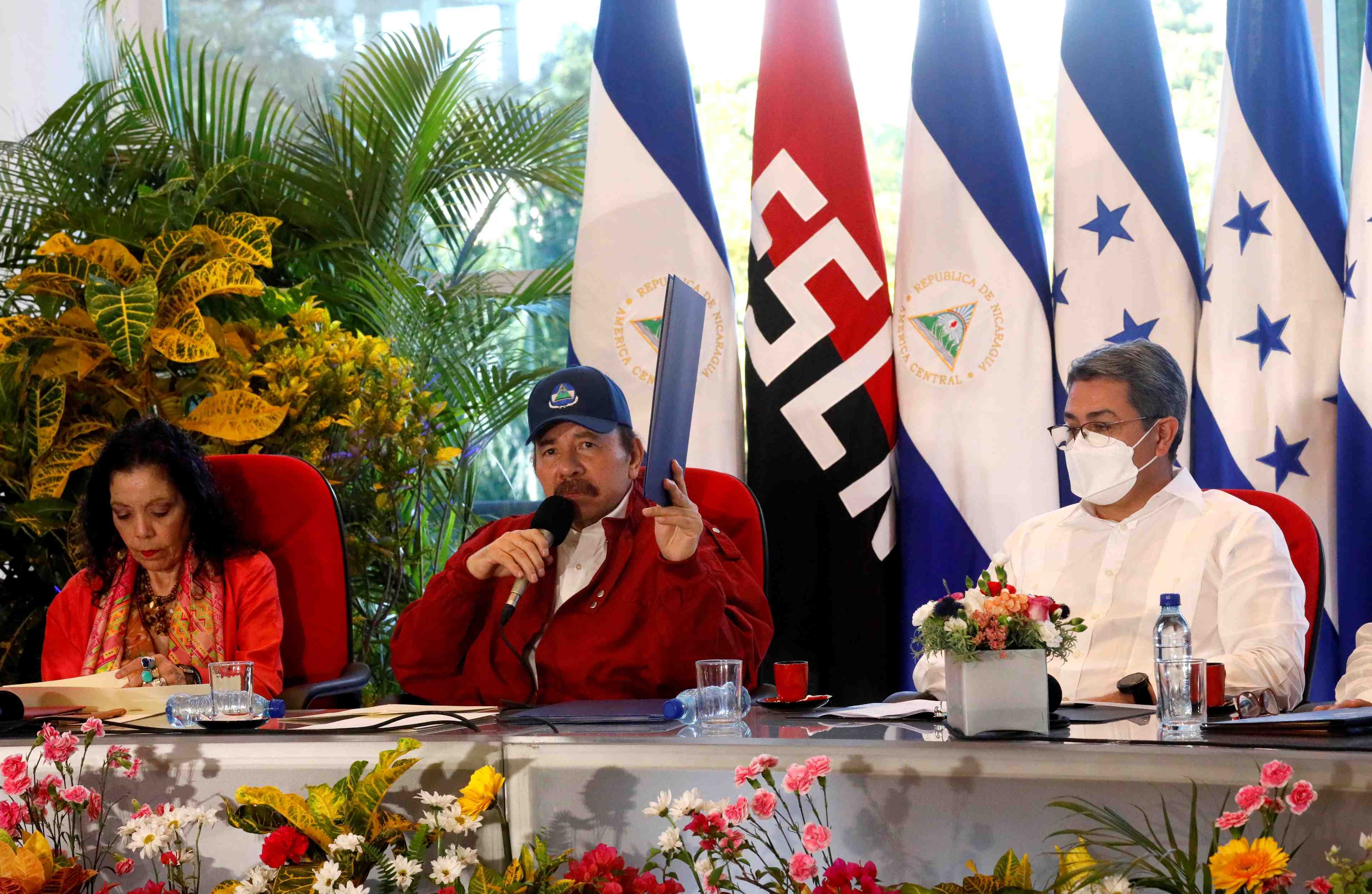 Nicaragua: ortega en passe d'etre reelu apres une election cadenassee