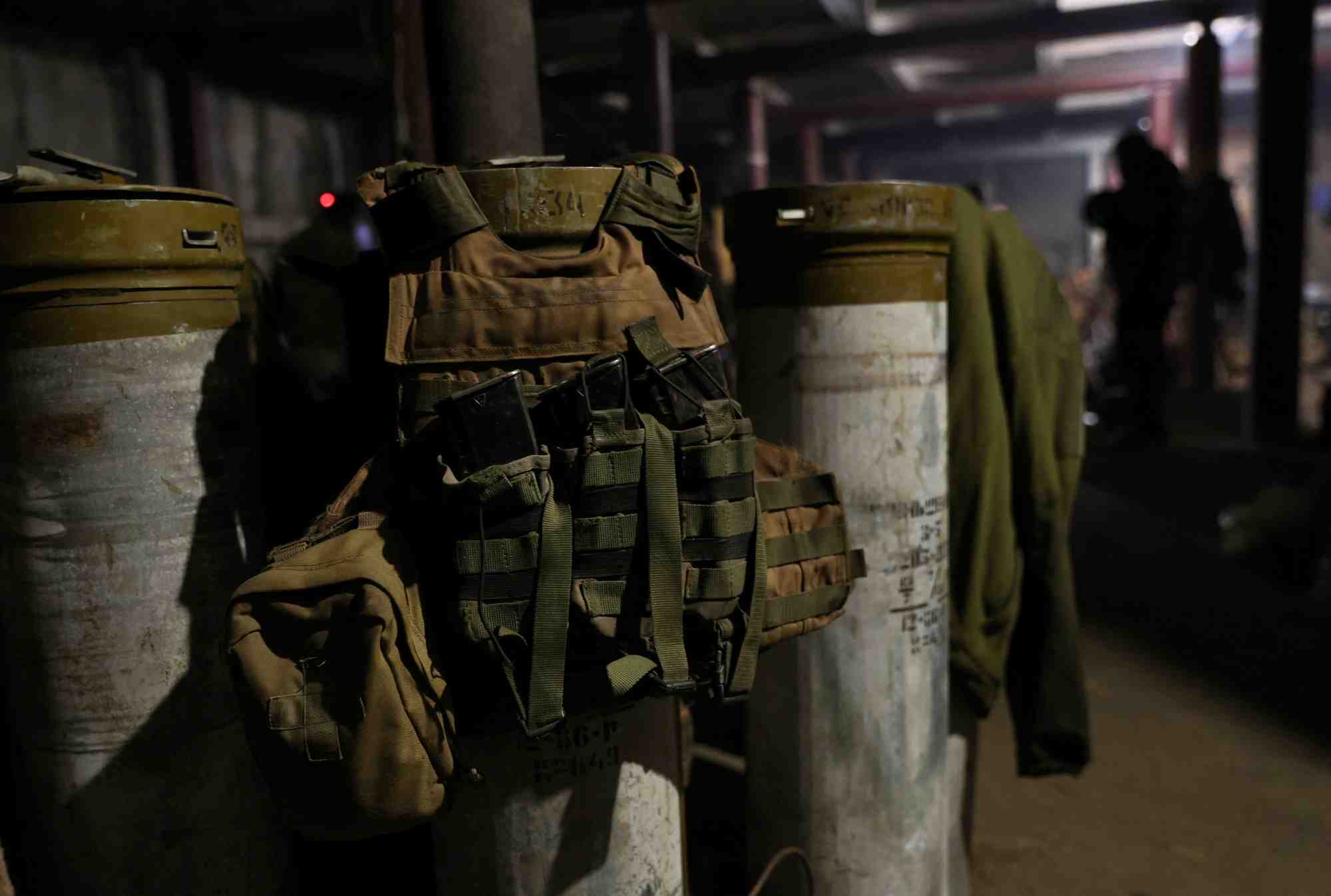 Un gilet pare-balles dans un batiment ou les membres de l'armee ukrainienne restent temporairement dans la region du donbas