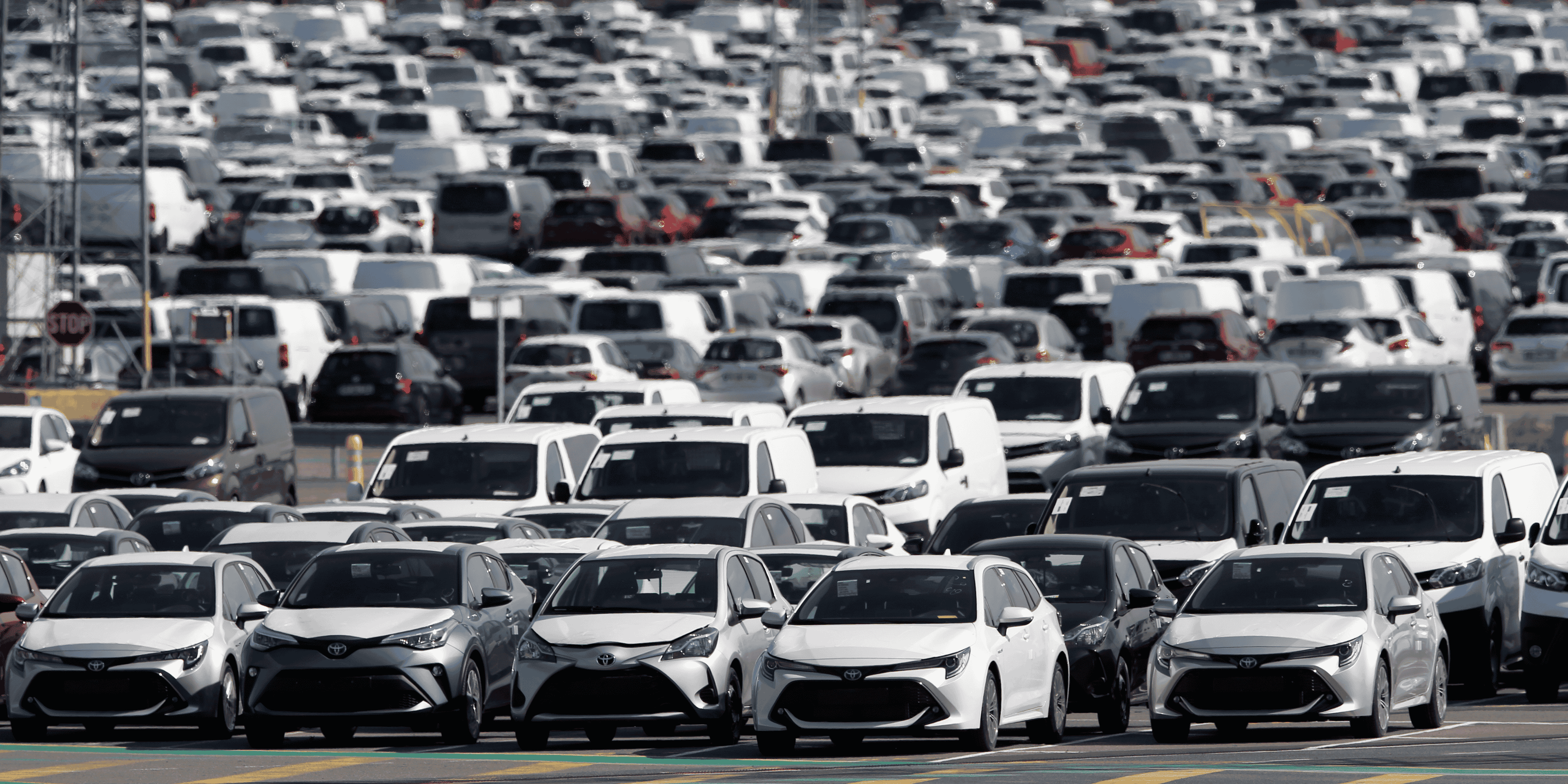 Voitures neuves garees a l'usine toyota motor manufacturing france a onnaing