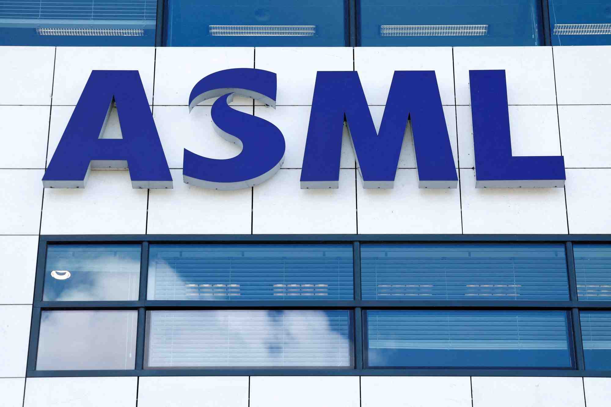 Le logo d'asml est visible au siege de l'entreprise a veldhoven, pays-bas