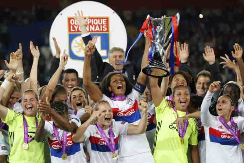 Face aux joueuses de l'ol, macron salue la "france des victoires"