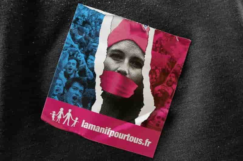 Sens commun reporte un debat en pleine polemique sur le fn