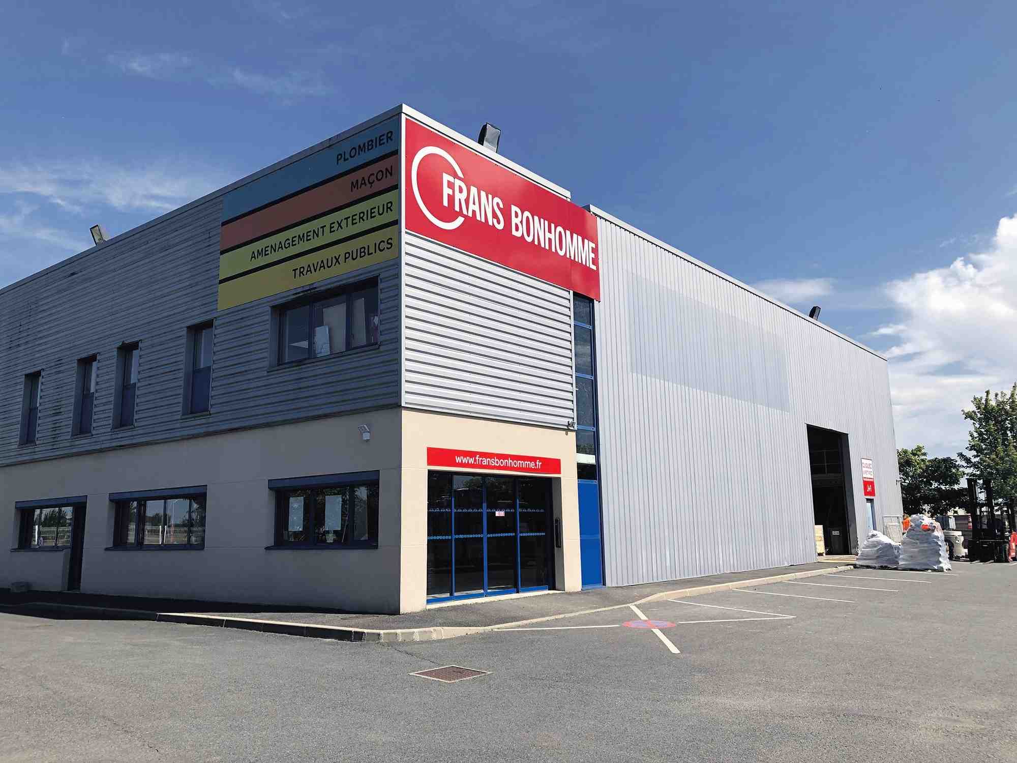 Dans le cadre de son plan de modernisation à cinq ans, Frans Bonhomme est en train de rénover les 185 principaux points de vente de son réseau (sur 360 sites au total). Ci-dessus, les locaux de Tours Nord, rénovés en janvier dernier, à quelques encablures du siège de l'entreprise, à Joué-lès-Tours.