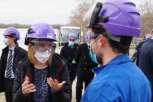 Madame La Ministre le 17.12.2020 devant le terrain de construction de la future RMV.