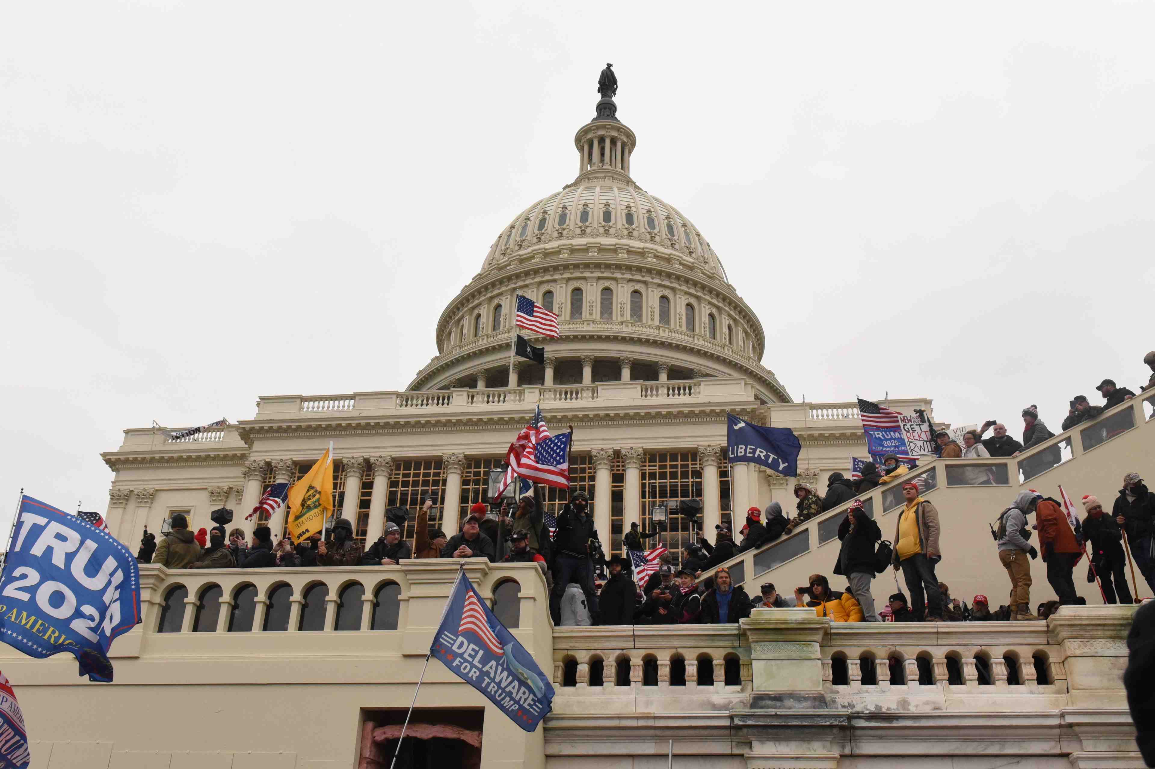 Etats-unis: des allies de trump cites a comparaitre dans l'enquete sur l'assaut du capitole