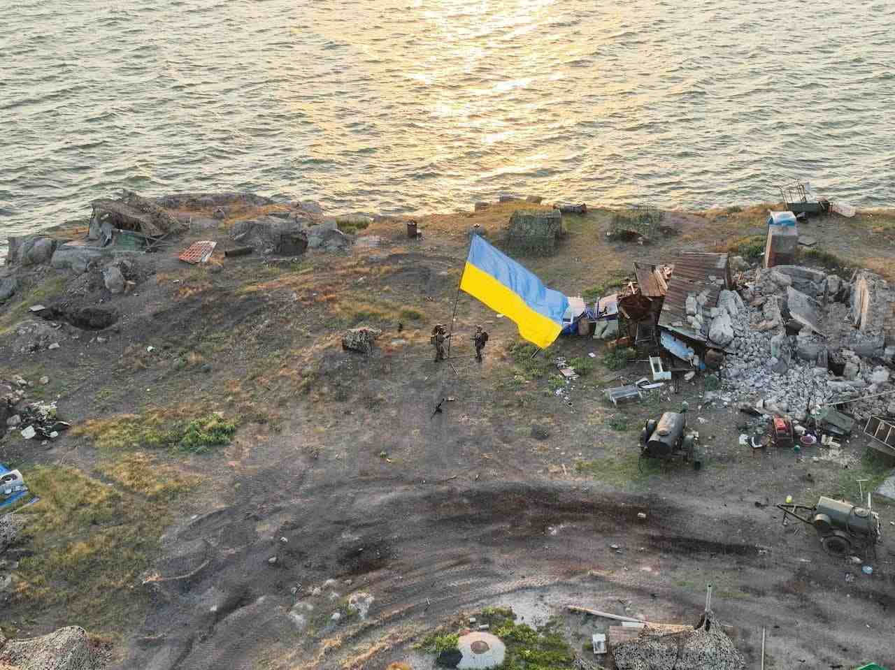 La russie dit avoir bombarde les forces ukrainiennes sur l'ile aux serpents
