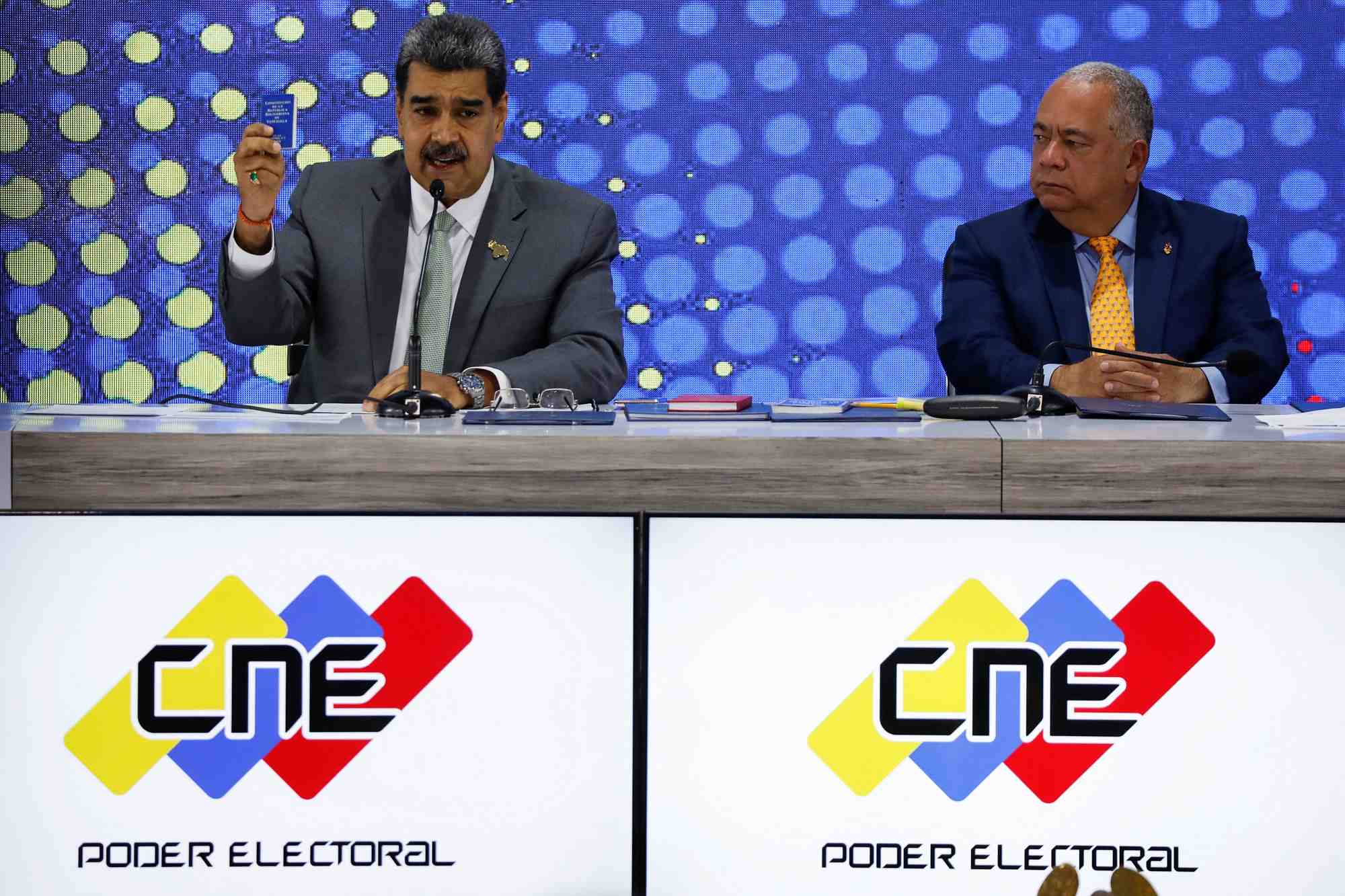 Le president du venezuela nicolas maduro et le president de la commission electorale nationale, elvis amoroso