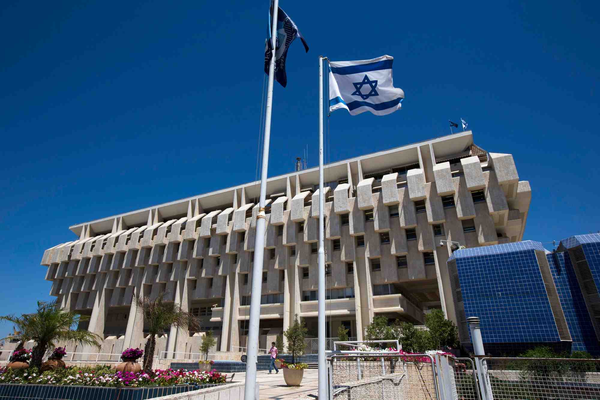 Un drapeau israelien flotte devant le batiment de la banque d'israel a jerusalem