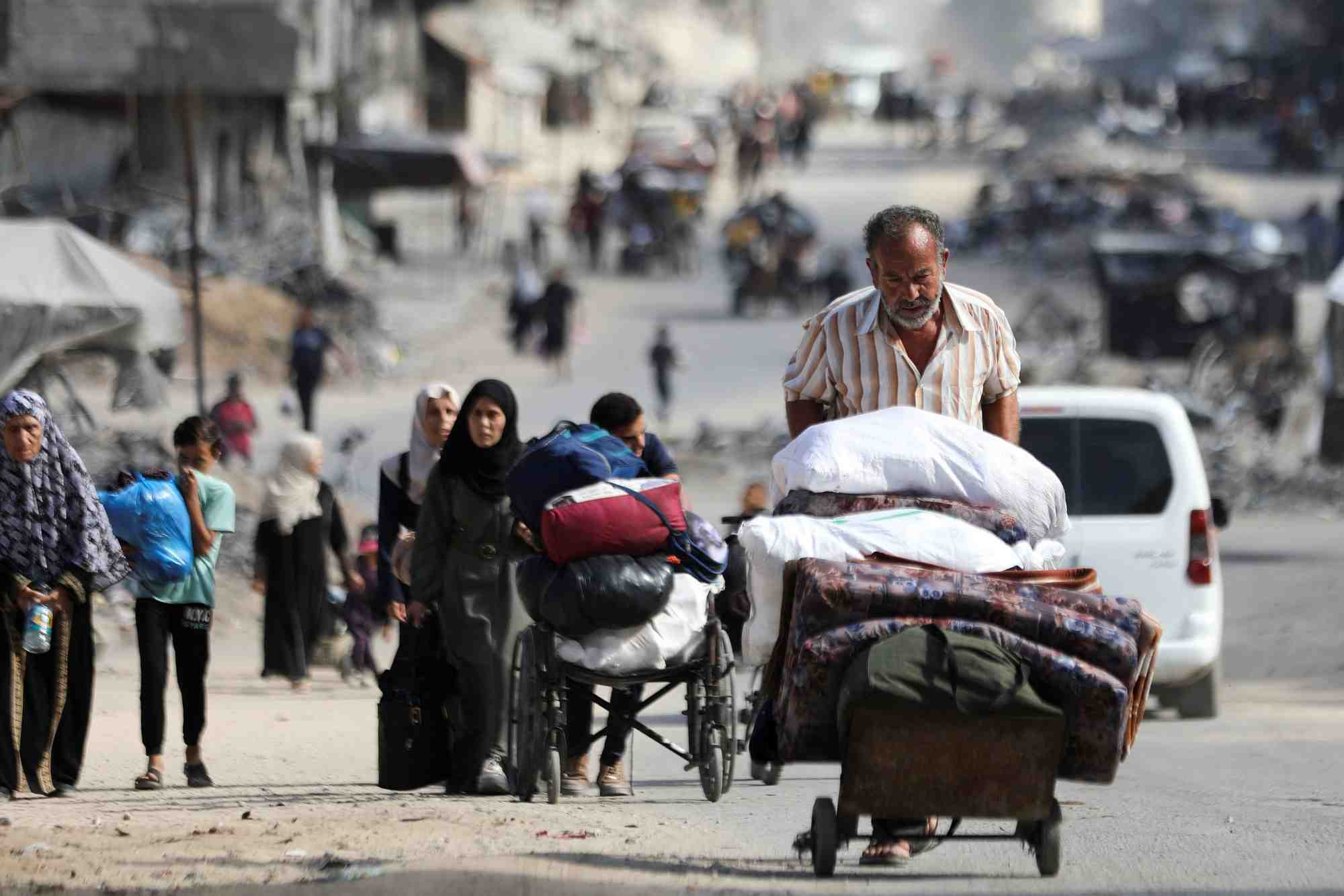 Les palestiniens fuient les zones du nord de la bande de gaza a la suite d'un nouvel ordre d'evacuation israelien