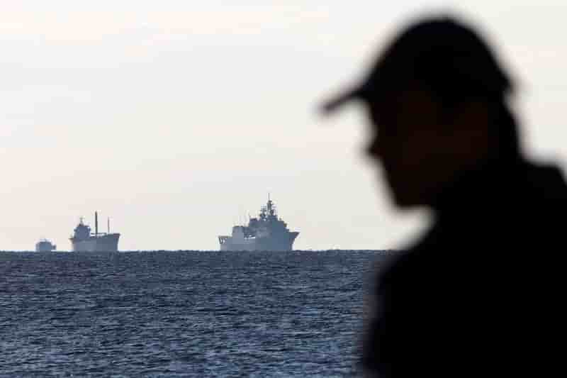 Un cargo en panne transportant des migrants remorqué vers la Crète