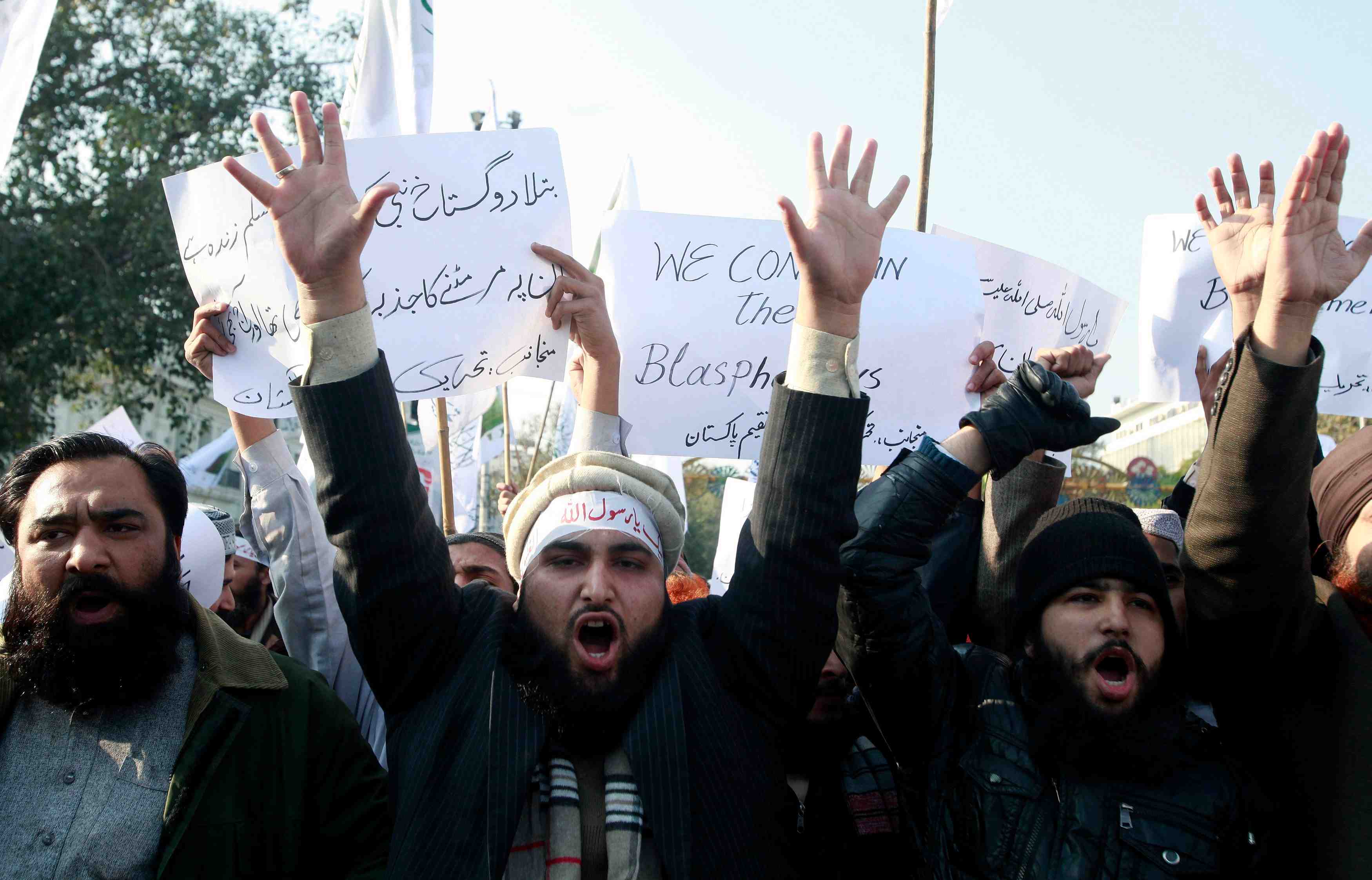 Manifestation "anti-charlie" devant le consulat de france a karachi