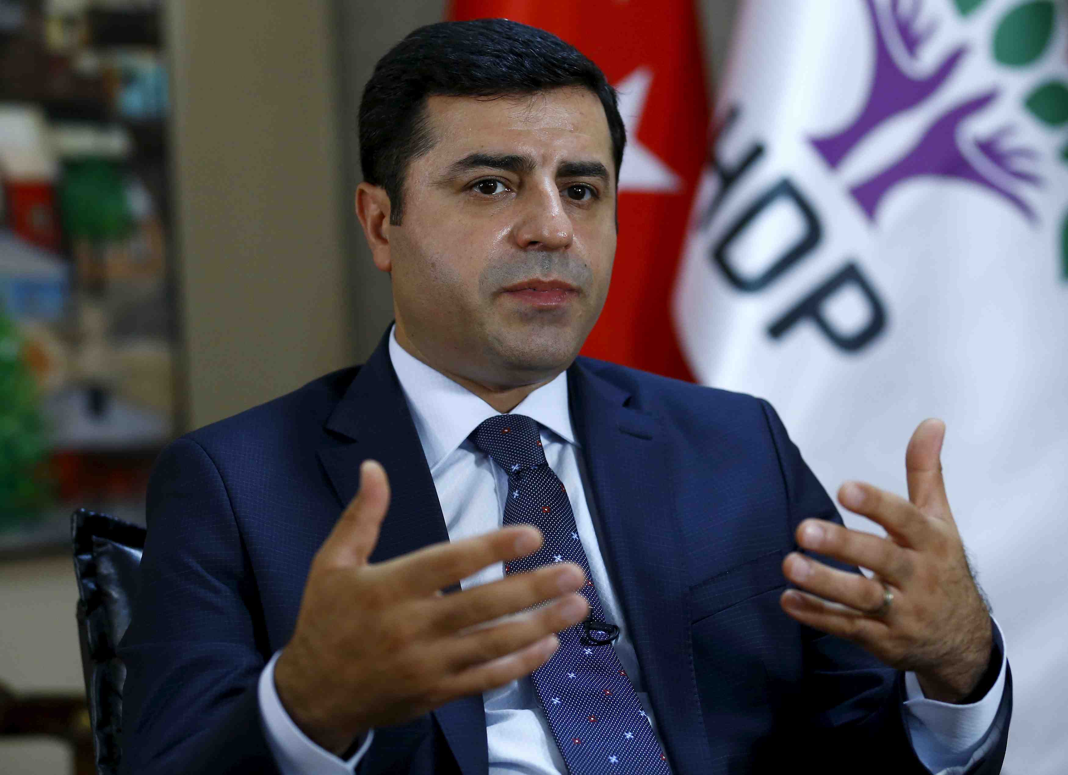 Un leader prokurde appelle a un arret des violences en turquie