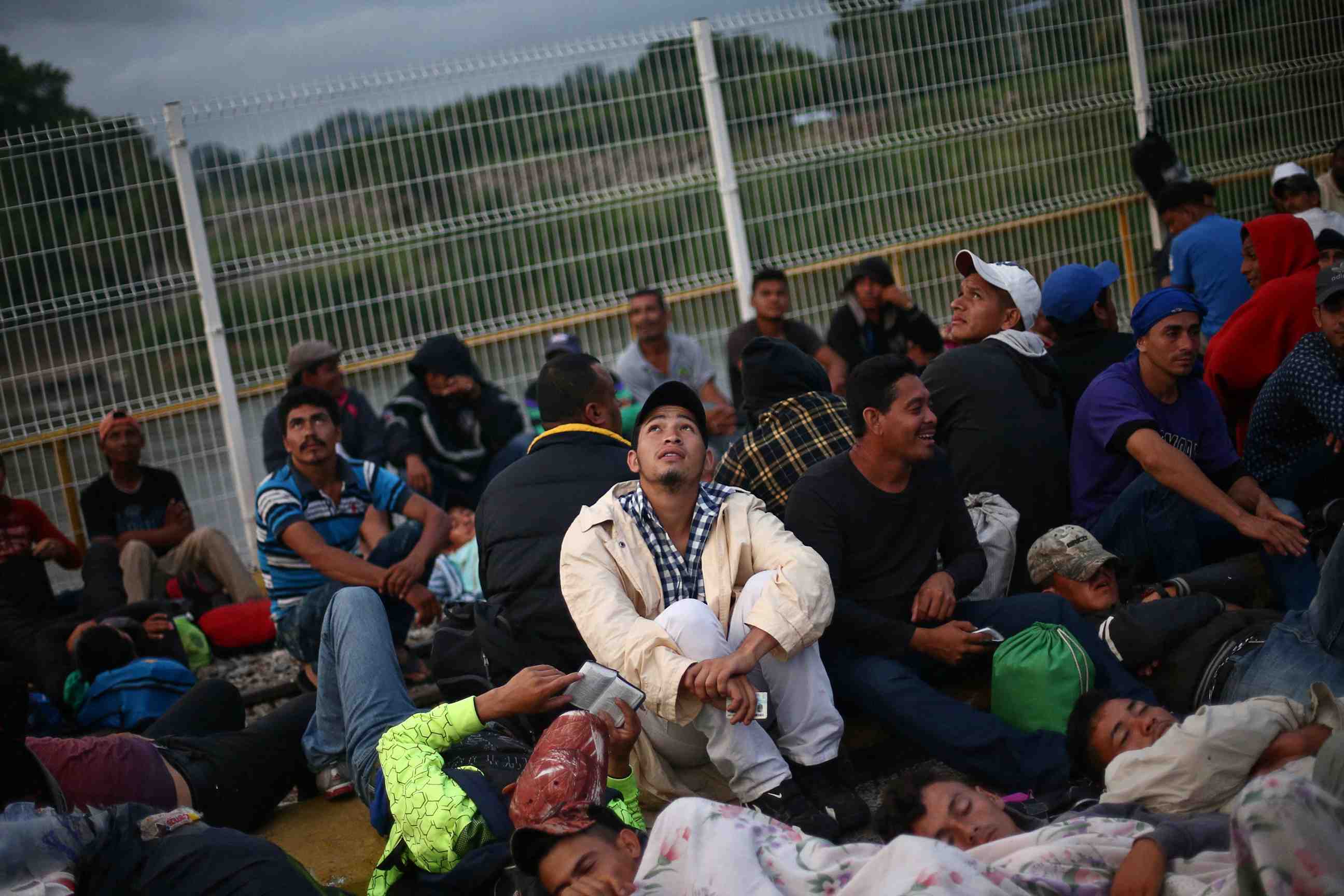 Des migrants honduriens, bloques a la frontiere mexicaine, font demi-tour
