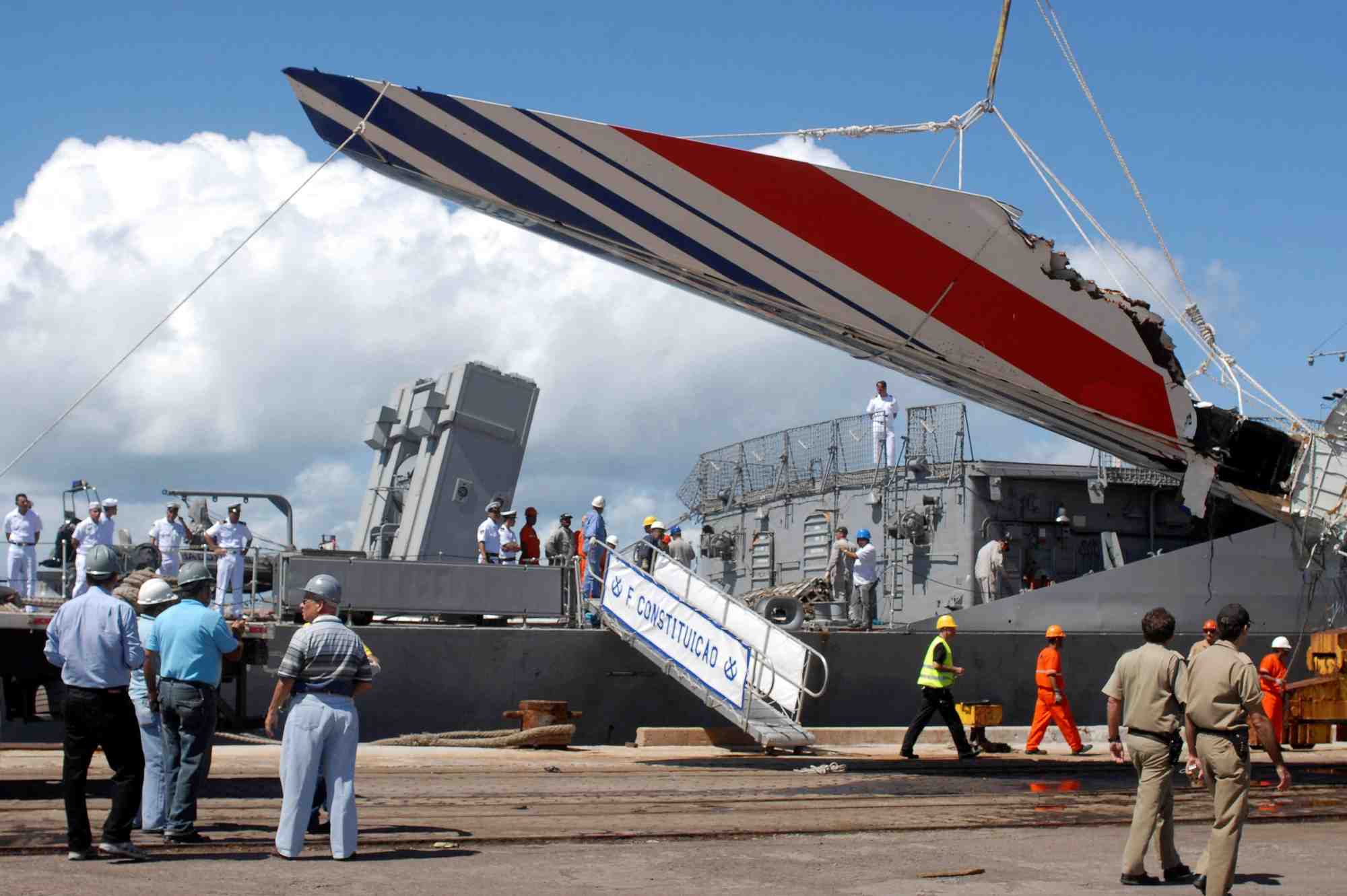 Photo d'archives de l'arrivee au port de recife des debris du vol af447 recuperes dans l'ocean atlantique