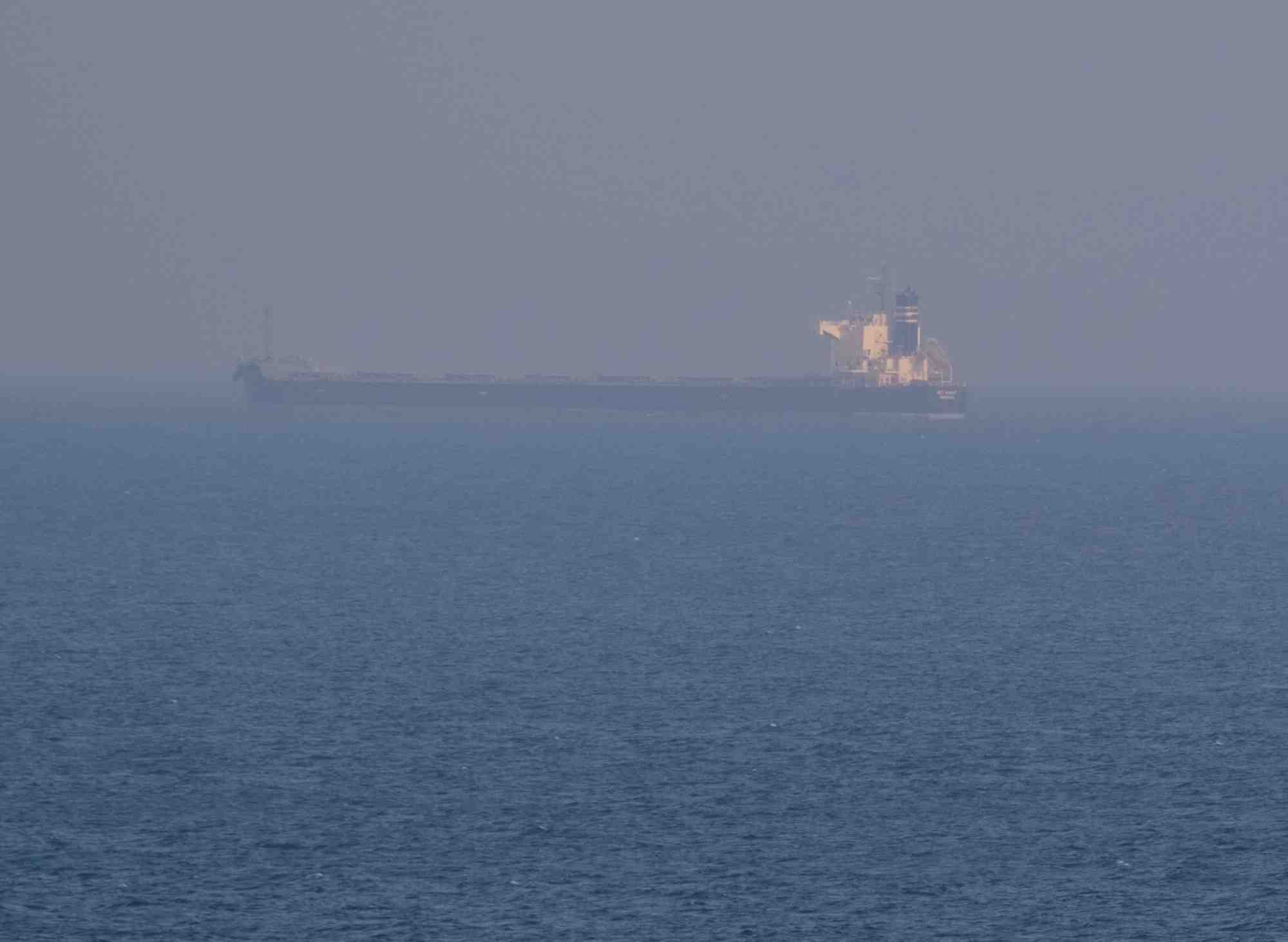 Un navire transportant des cereales ukrainiennes vu dans la mer noire pres du port ukrainien d'odessa