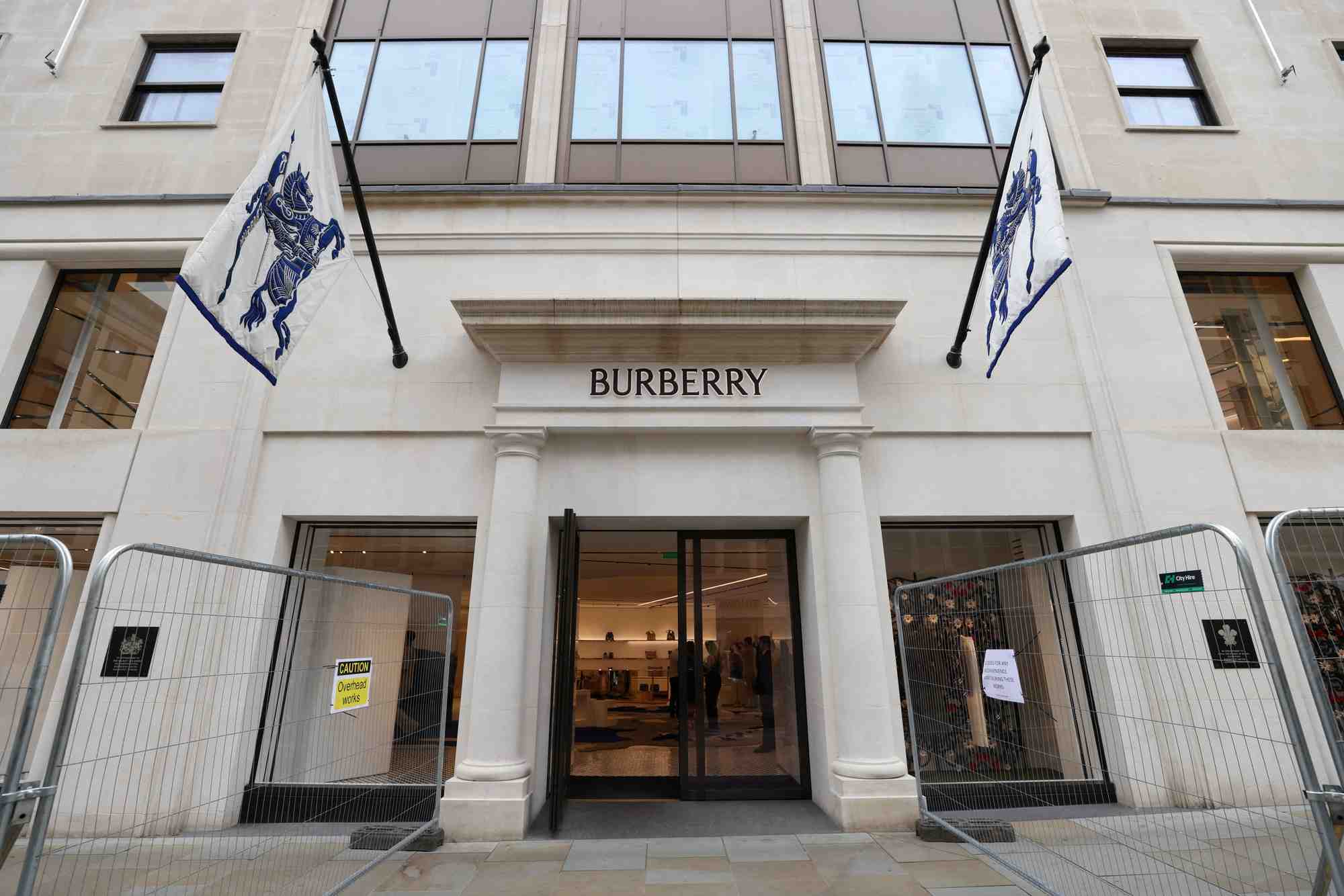 Un logo affiche a l'exterieur d'un magasin burberry sur new bond street a londres