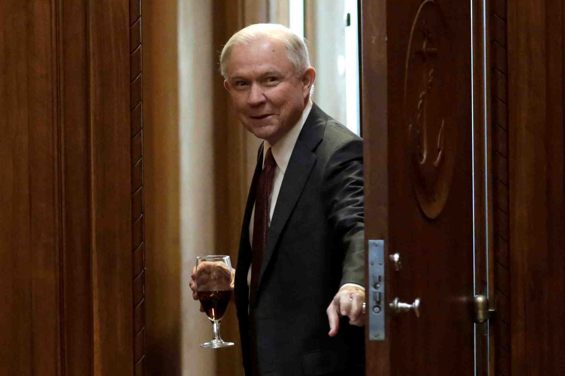 La chef des democrates a la chambre appelle a la demission de sessions