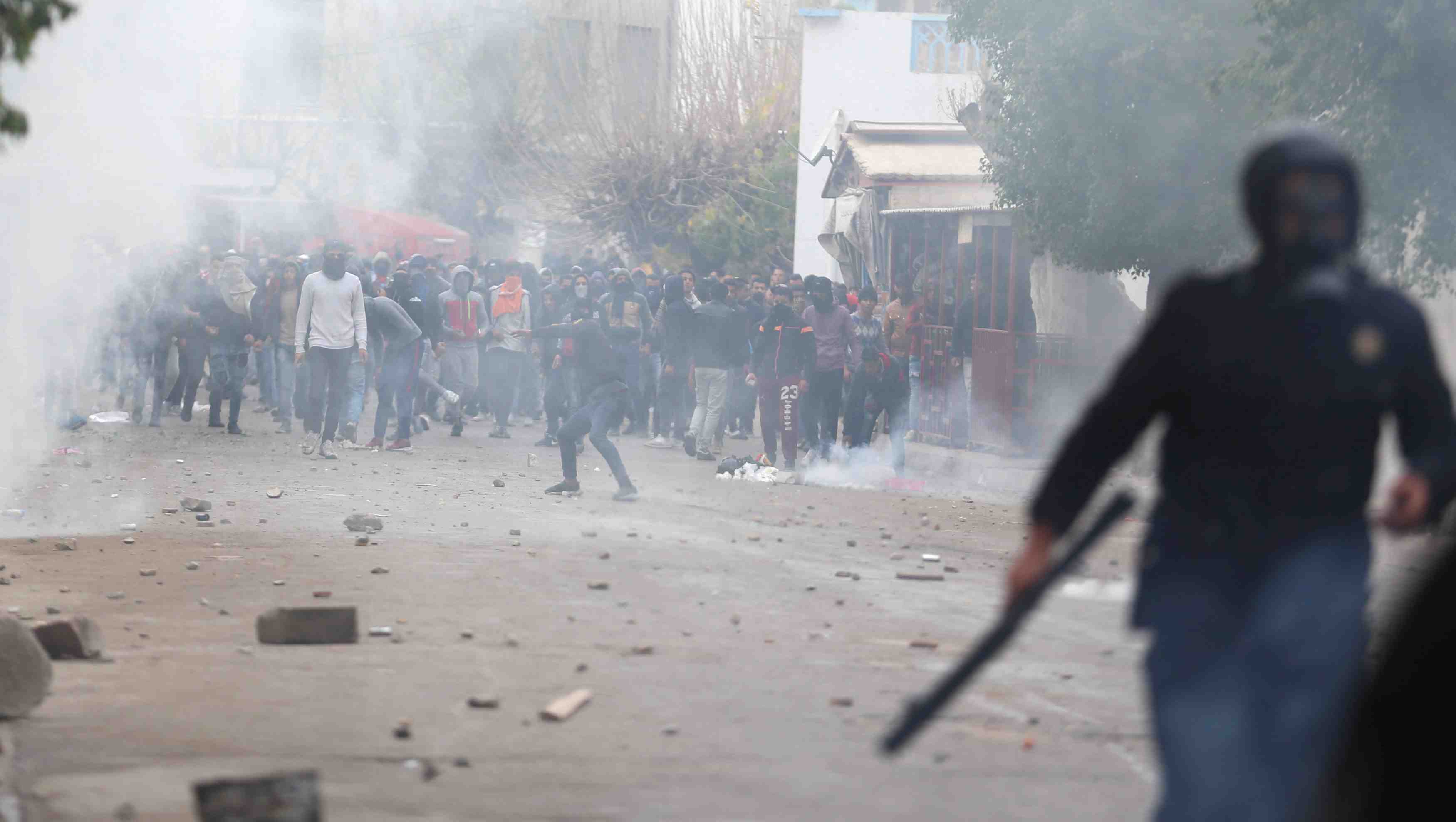 Plus de 200 arrestations apres une nuit de heurts en tunisie