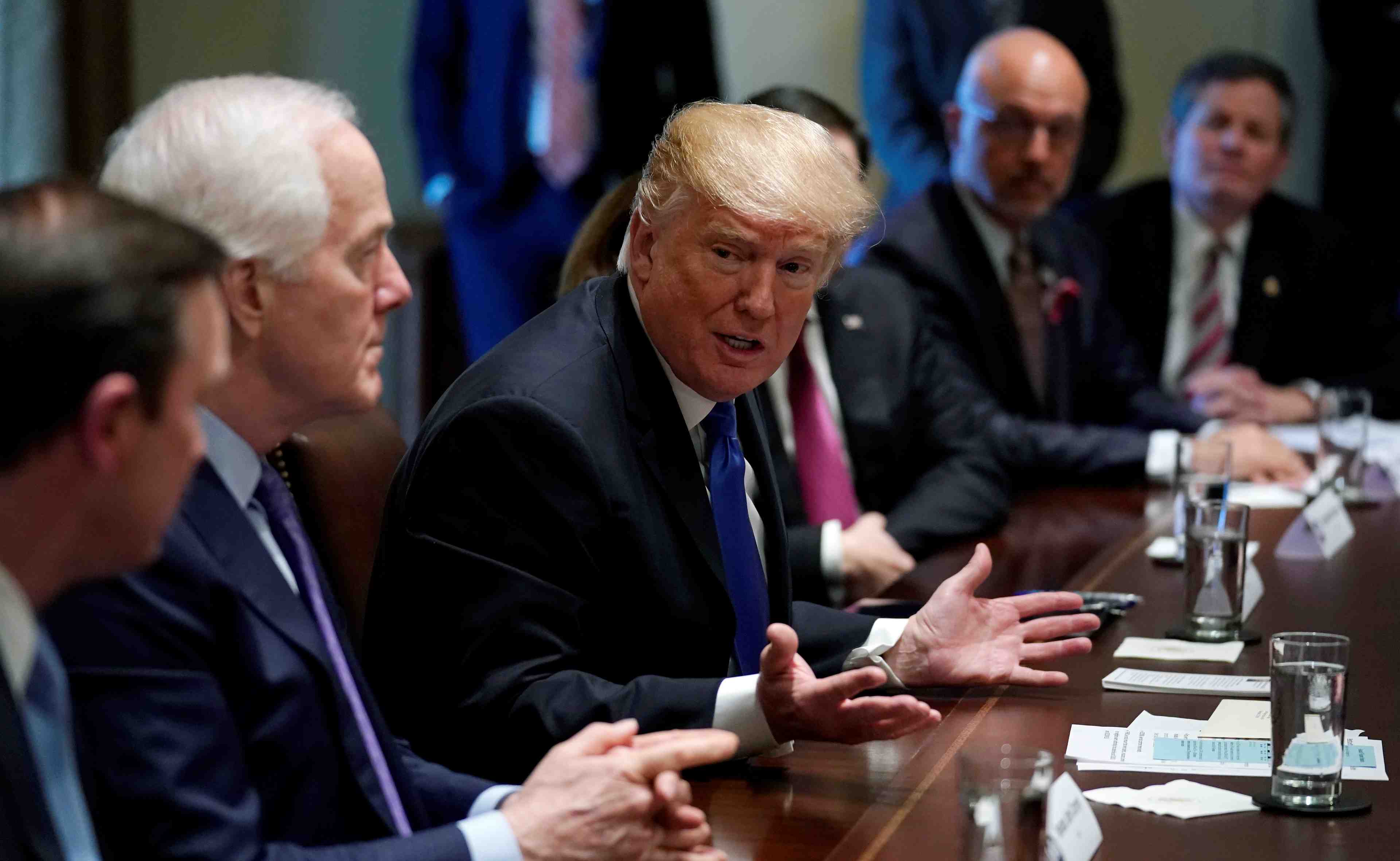 Trump demande au congres une loi d'ensemble sur les armes a feu