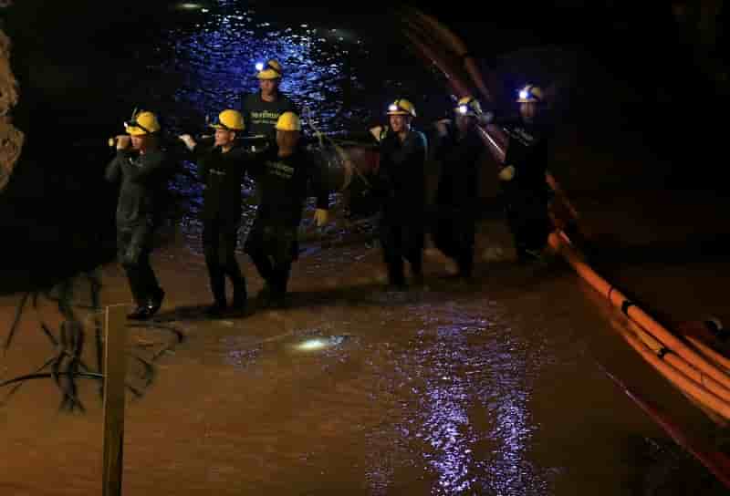 Les rescapes de la grotte de tham luang mercredi devant la presse