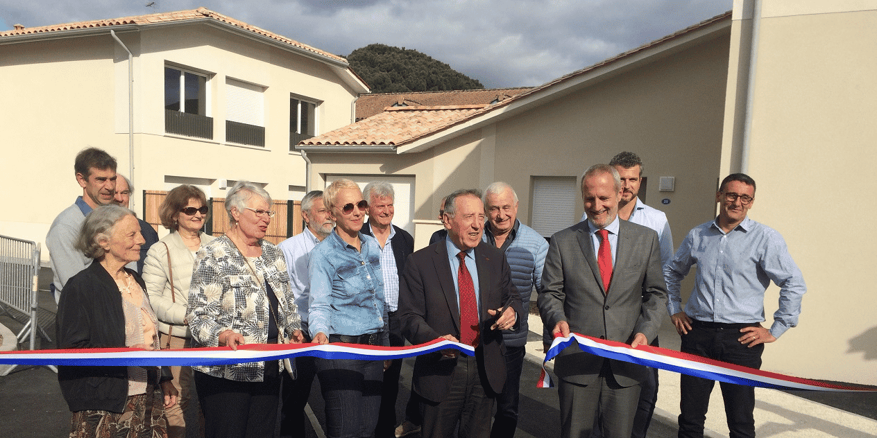 Inauguration de la résidence avec Pierre Ducout, maire de Cestas, au centre en costume sombre, avec à côté de lui Emmanuel Picard, DG de Mésolia.