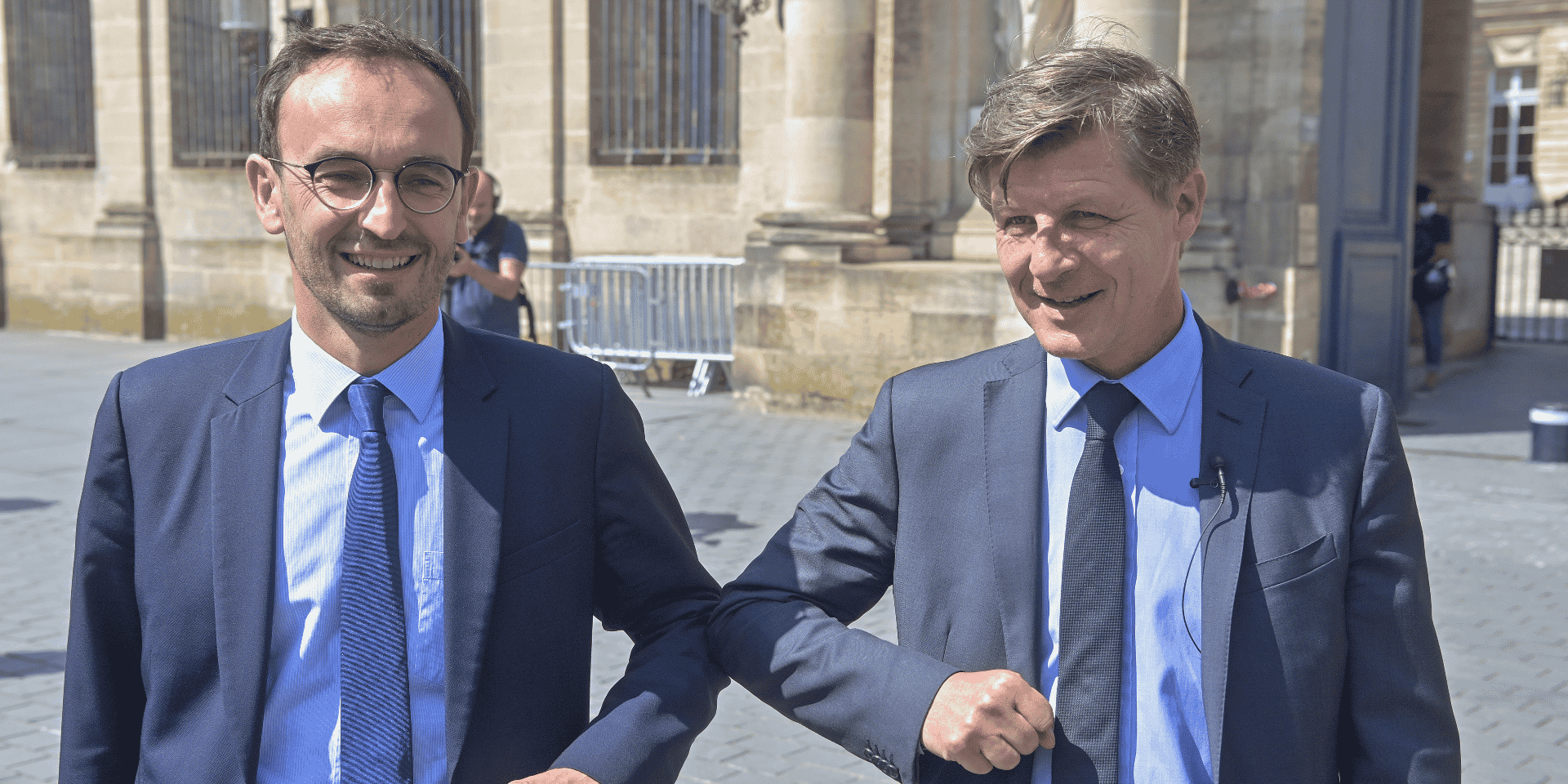 Sans masques ni distanciation physique, Thomas Cazenave et Nicolas Florian ont officialisé leur alliance et la fusion de leurs listes en vue du second tour.
