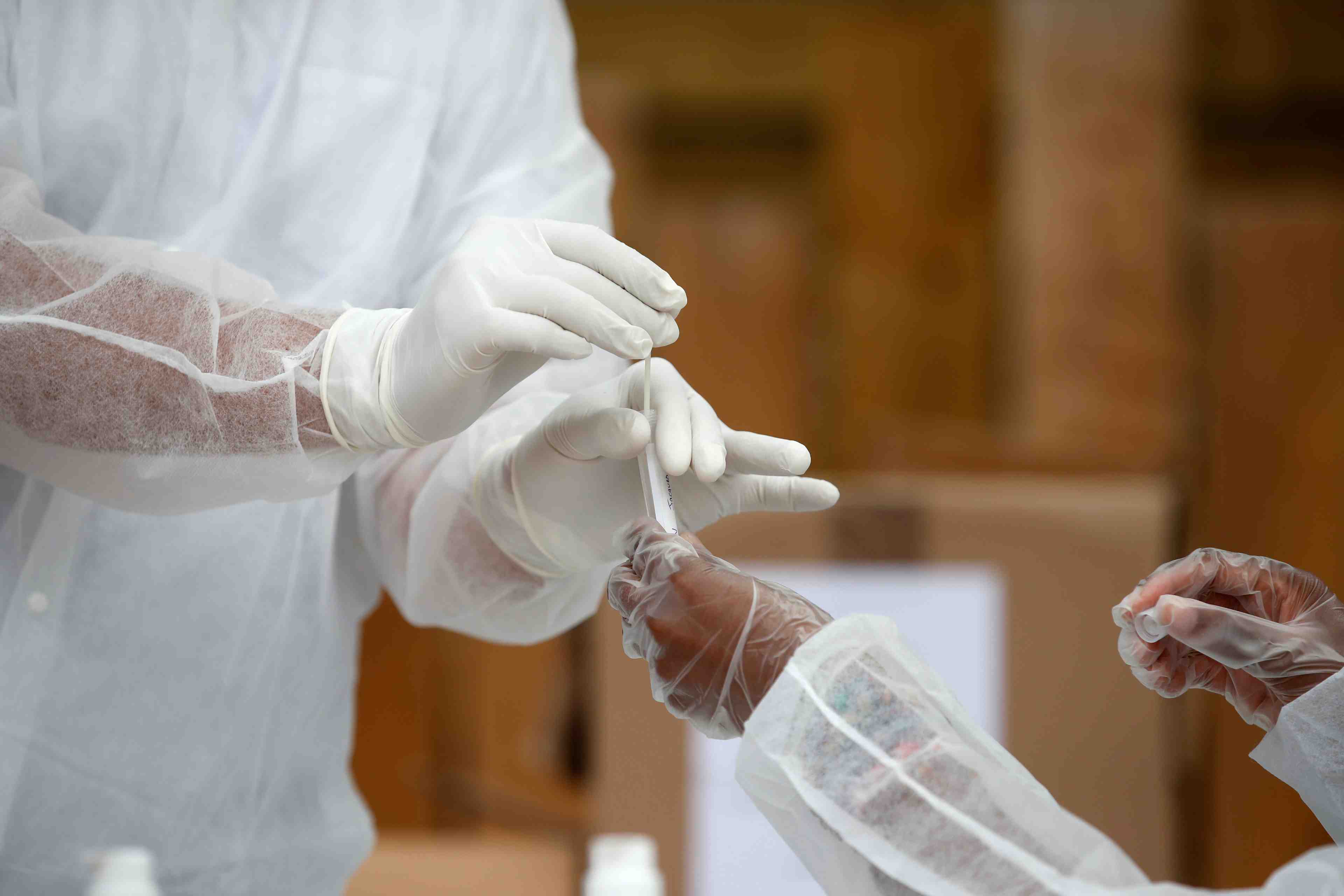 Coronavirus: l'epidemie regagne du terrain, 21 departements en rouge
