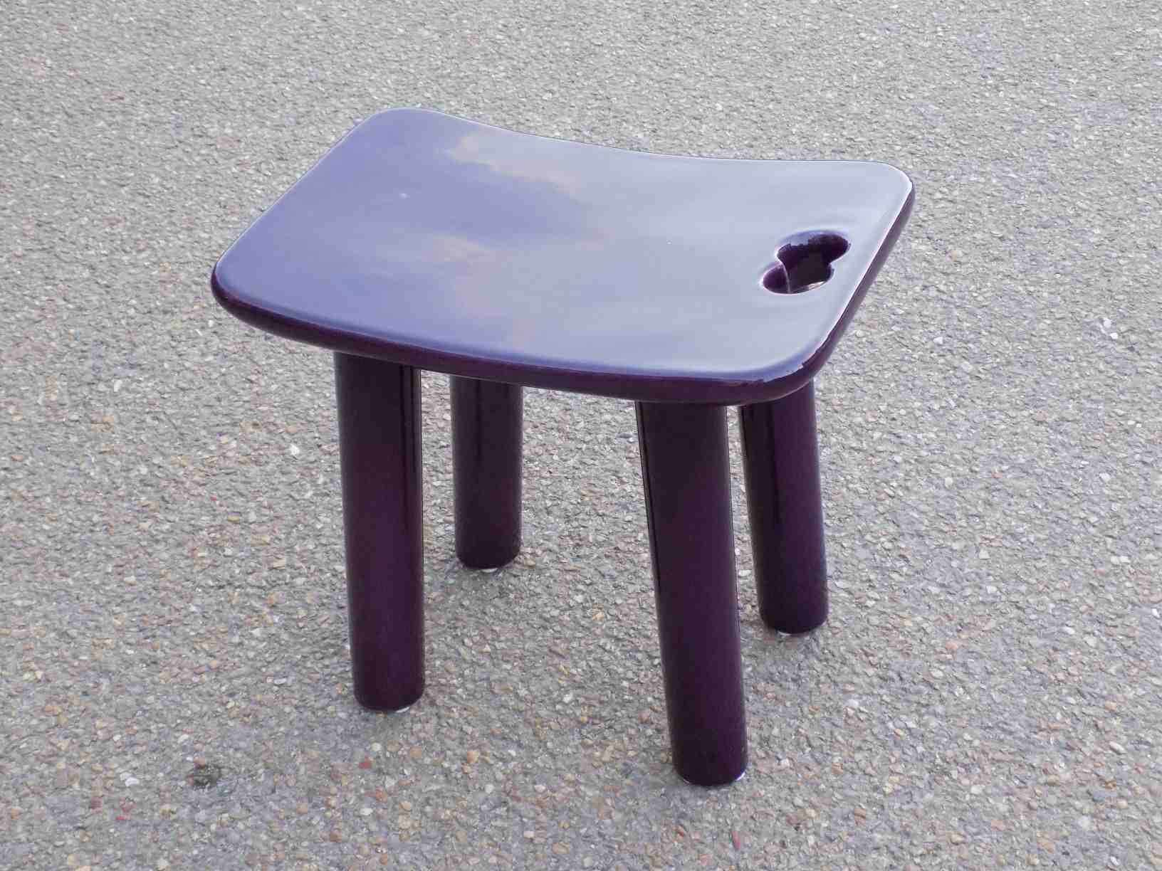 Le célèbre tabouret Nomad à quatre pieds de Charles Zana est réalisé dans le sud de la Touraine par la Céramique lochoise, société reprise en 2018 par le designer Alexis Soulier.