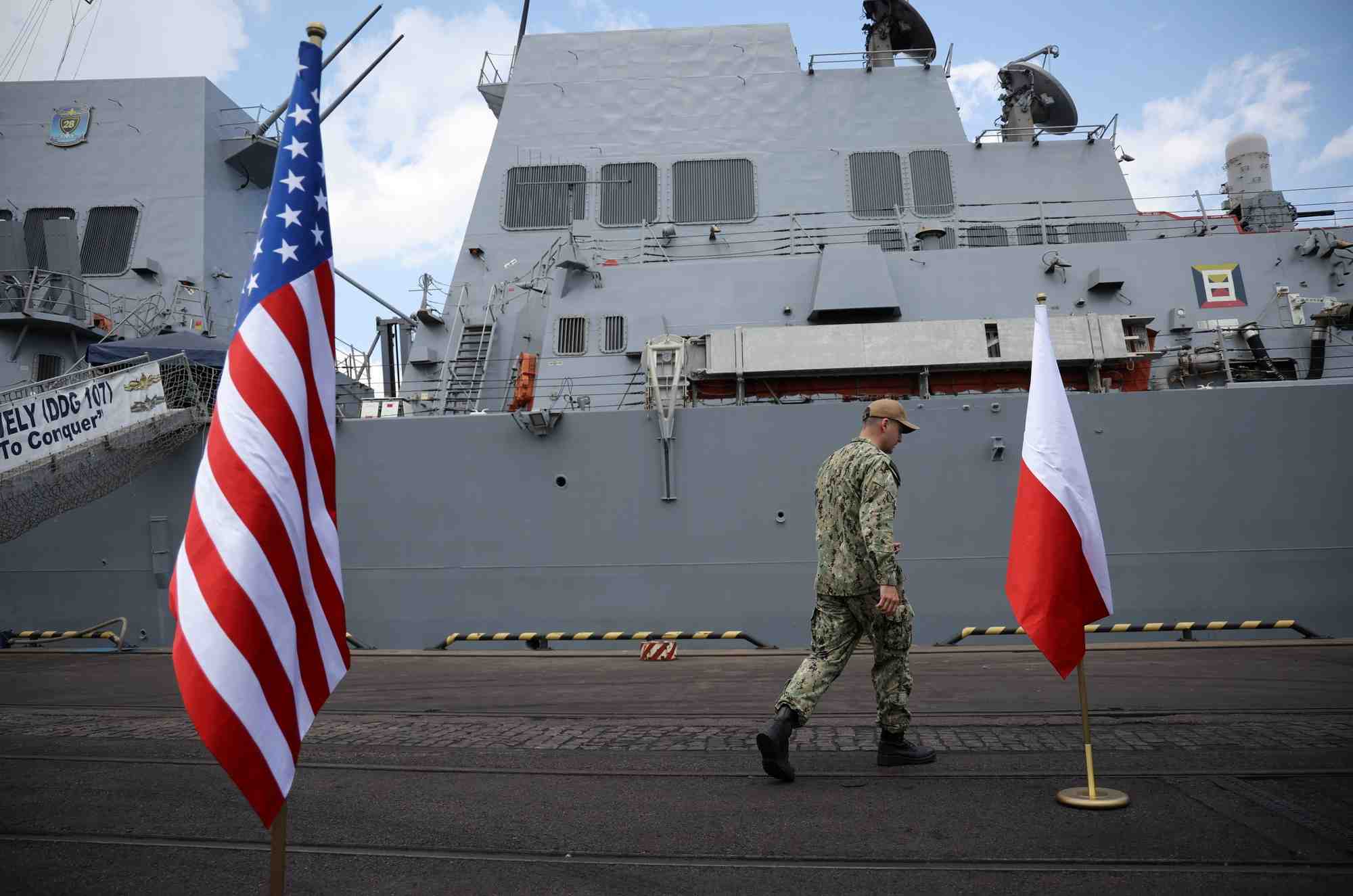 Le navire de guerre uss gravely de la marine americaine accoste dans la ville portuaire de gdynia, sur la mer baltique