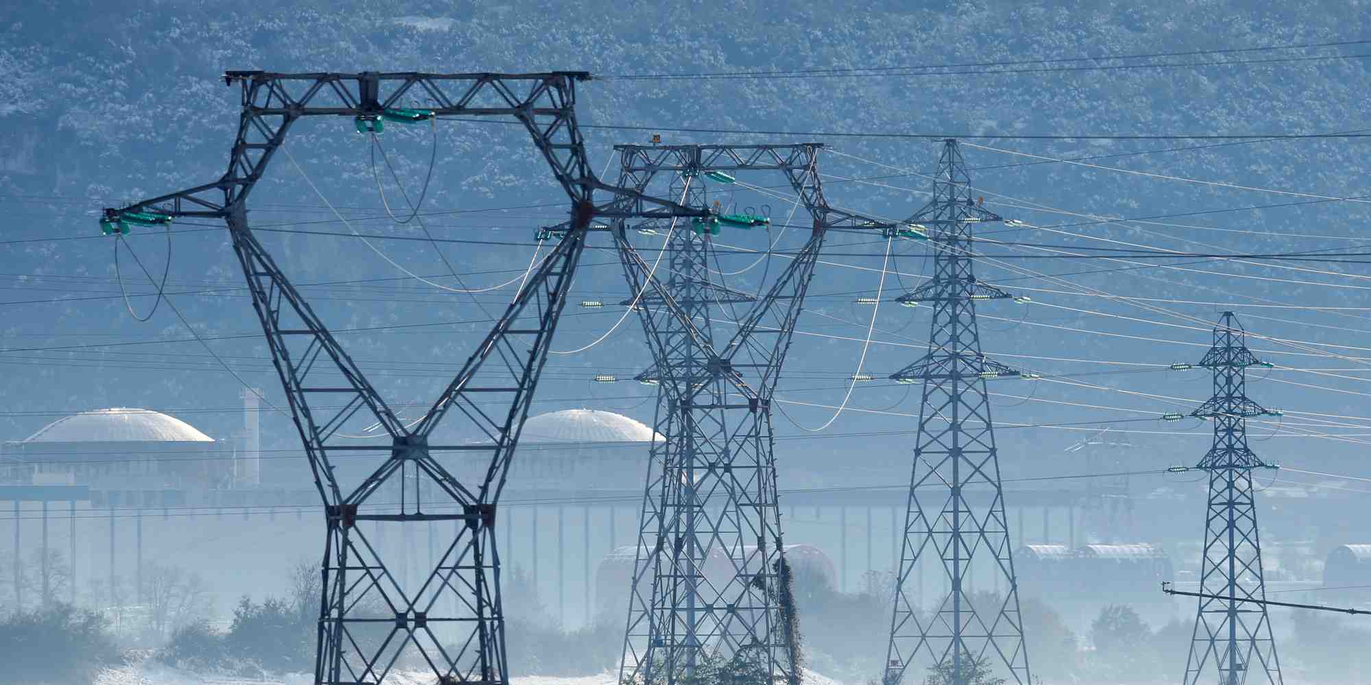 centrale nucléaire, Saint-Vulbas, à 44 km à l'est de Lyon, hiver, pylones, EDF, RTE, électricité,