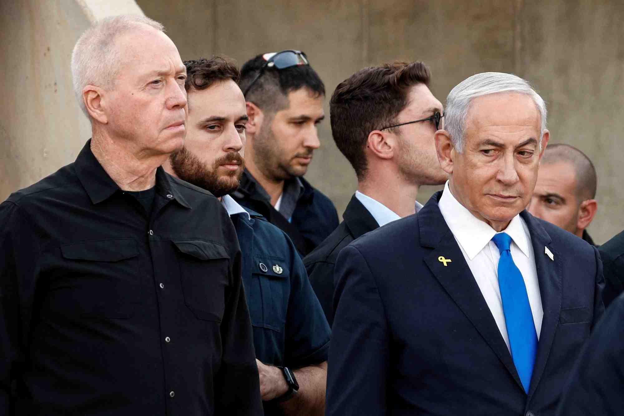 Le premier ministre israelien, benjamin netanyahu aux cotes de l'ancien ministre de la defense, yoav gallant