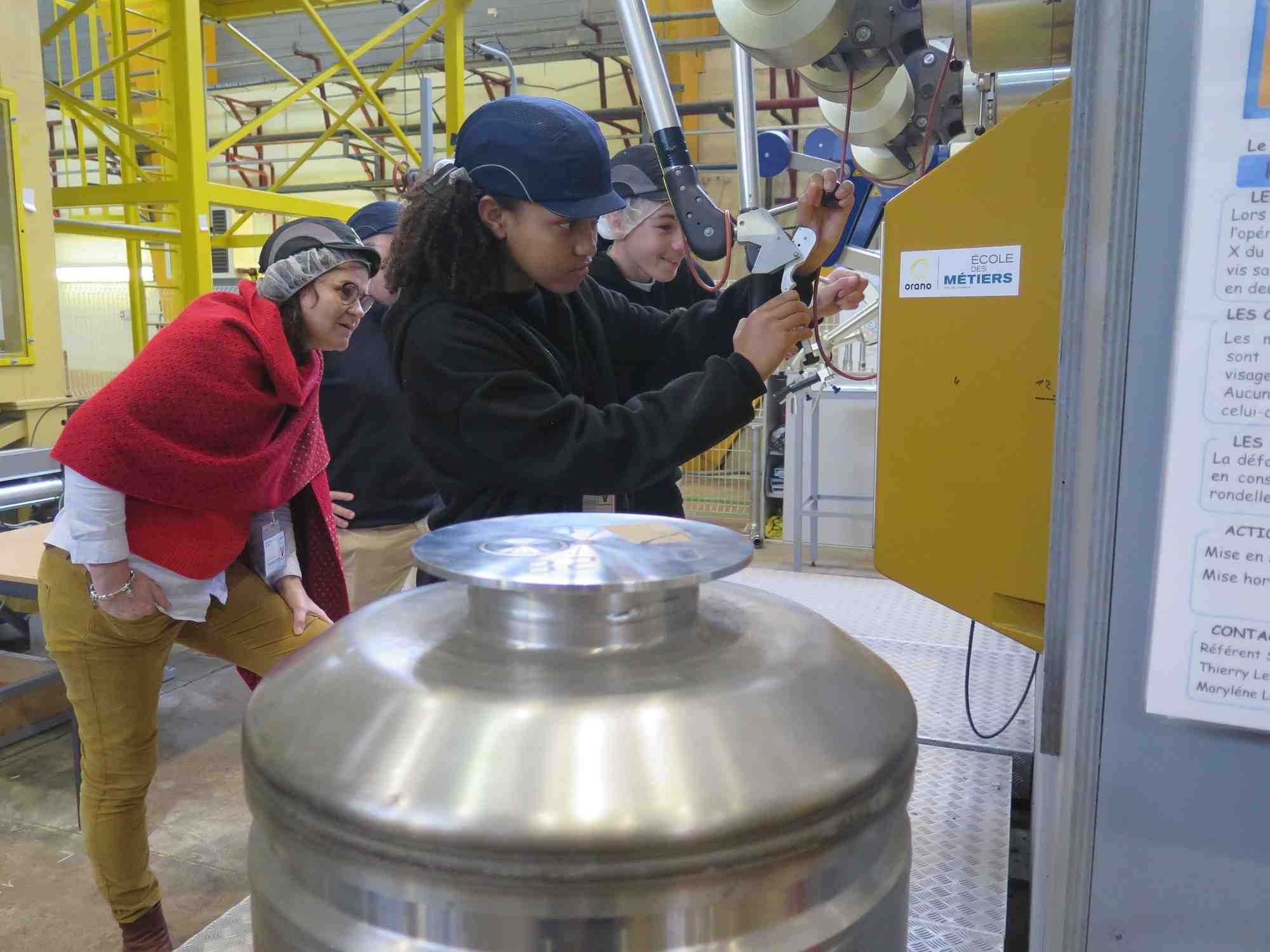 Des collégiens en action dans l'usine d'Orano La Hague.