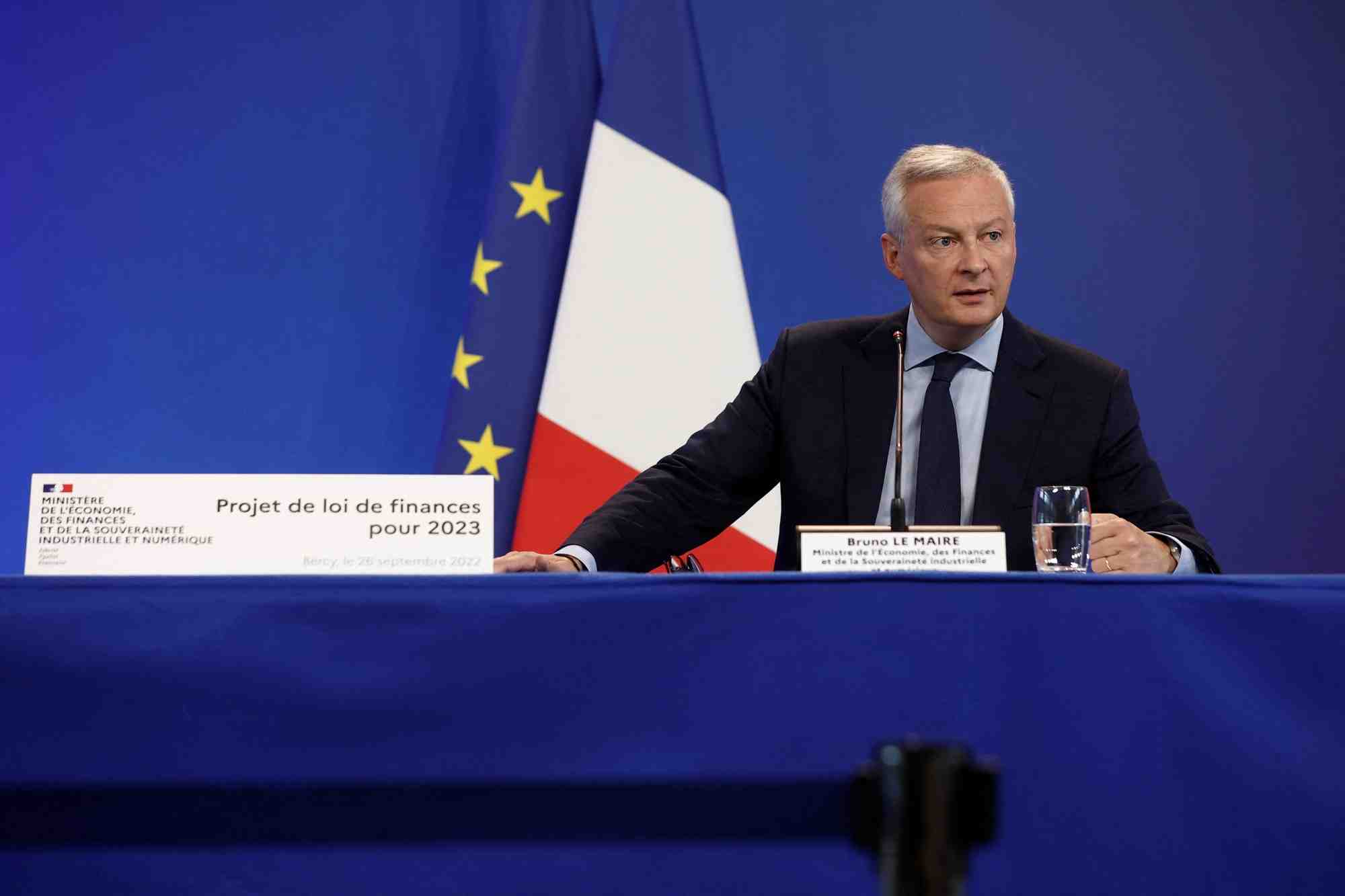 Le ministre francais de l'economie, bruno le maire, assiste a une conference de presse au ministere des finances