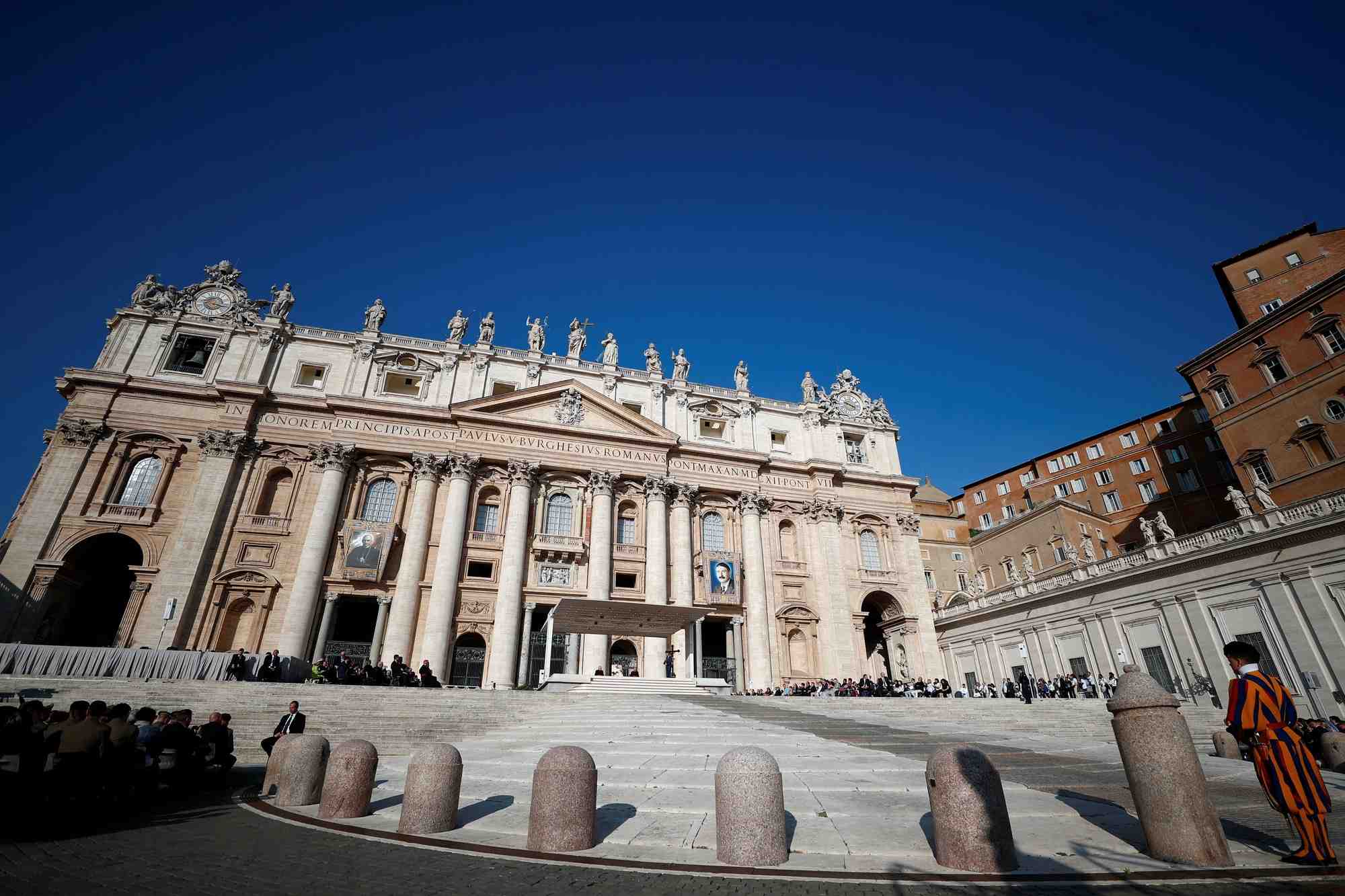 Le pape francois participe a l'audience generale hebdomadaire sur la place saint-pierre au vatican